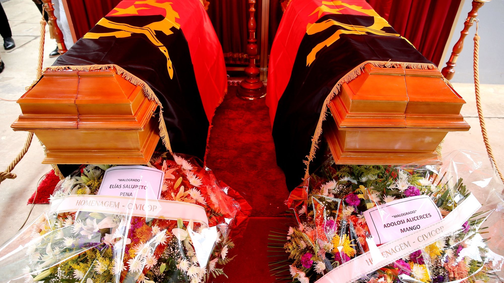Caixões contendo os restos mortais dos dirigentes da Unita, Adolosi Mango e Elias Salupeto Pena, durante a cerimónia da comissão de Reconciliação e Memória das Vitimas dos Conflitos Políticos (CIVICOP), em Luanda, Angola, 15 de novembro de 2021. AMPE ROGÉRIO/LUSA