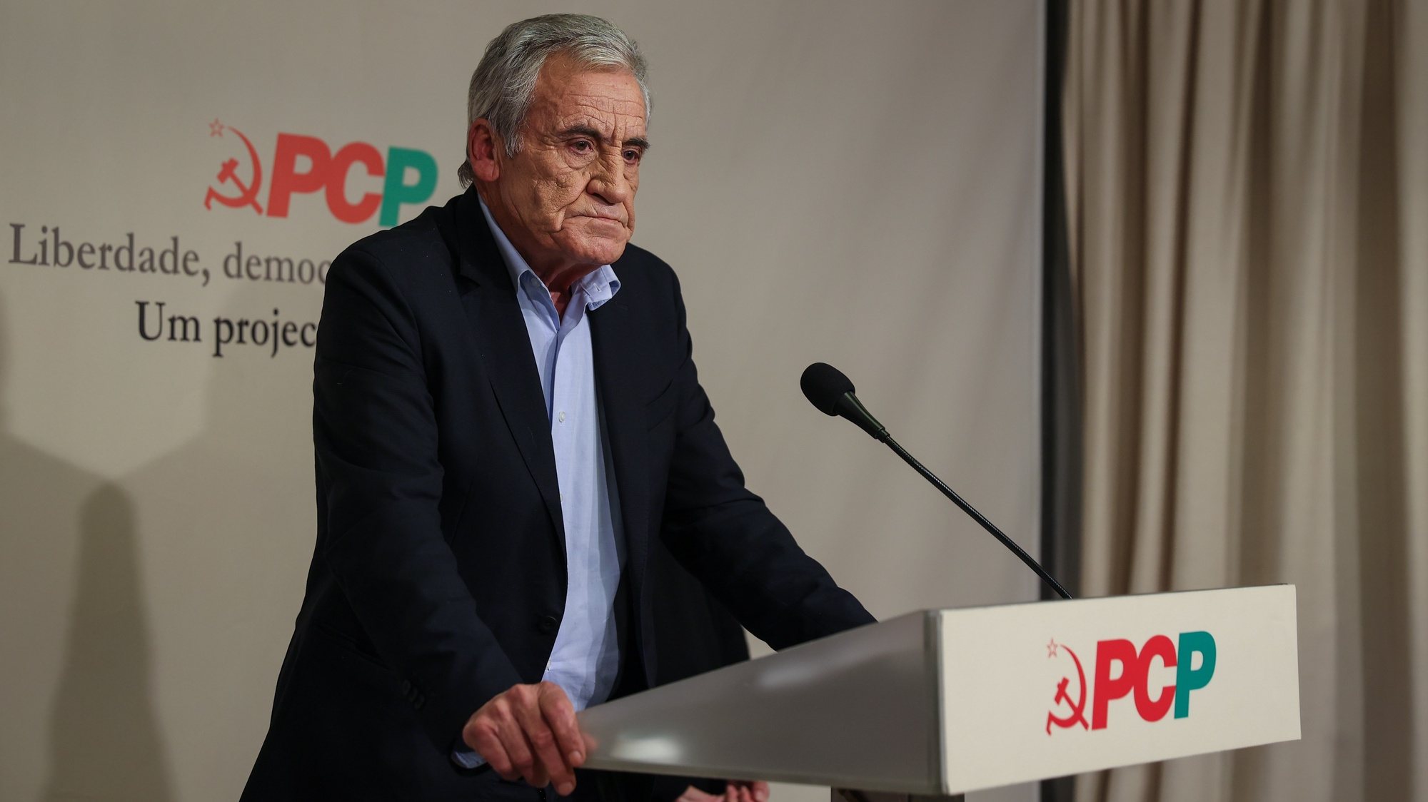 O secretário-geral do Partido Comunista Português (PCP), Jerónimo de Sousa, discursa durante a conferencia de imprensa para a apresentação das principais conclusões da reunião do Comité Central, na sede do partido, em Lisboa, 22 de novembro de 2021. RODRIGO ANTUNES/LUSA