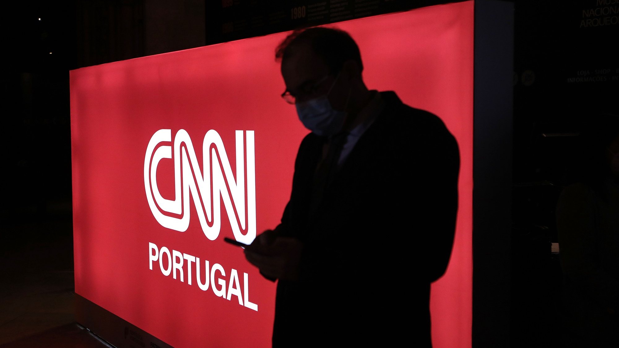 Um convidado da CNN Portugal consulta o seu telemóvel antes do lançamento do canal, no Mosteiro dos Jerónimos, em Lisboa, 22 de novembro de 2021. ANTÓNIO PEDRO SANTOS/LUSA