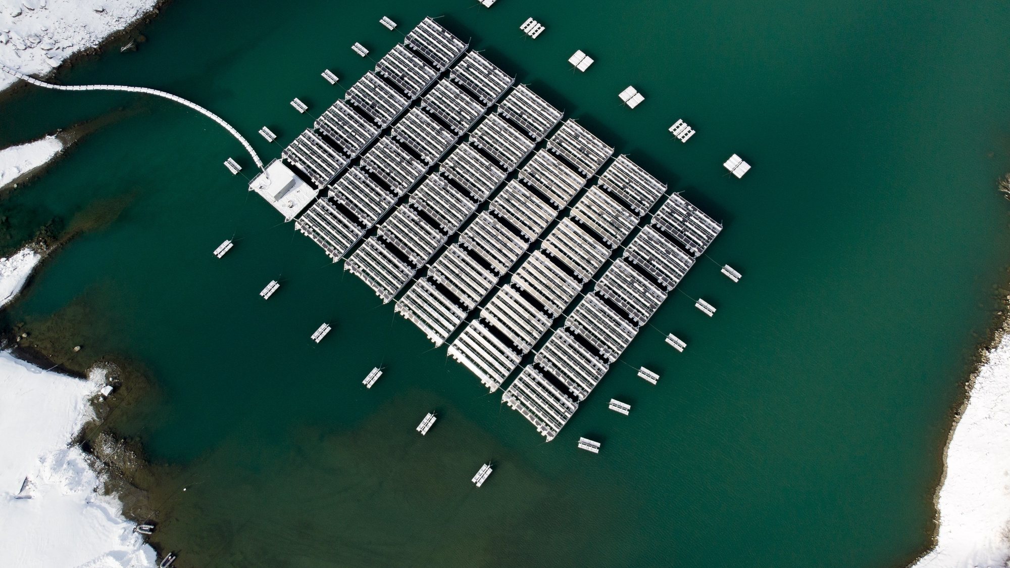 epaselect epa08007491 An image taken with a drone shows floating barges with solar panels on the &#039;Lac des Toules&#039;, an alpine reservoir lake, next to snow covered mountains, in Bourg-Saint-Pierre, Switzerland, 18 November 2019 (issued 19 November 2019). The floating solar panel station consist of 36 floating barges featuring 2,240 square meters of solar cells targeting to deliver 800,000 kilowatt-hour per year, the annual power consumption of approximately 220 homes.  EPA/LAURENT DARBELLAY IMAGE TAKEN WITH A DRONE; EDITORIAL USE ONLY; ONE TIME USE ONLY, NO SALES NO ARCHIVES  EDITORIAL USE ONLY/NO SALES/NO ARCHIVES