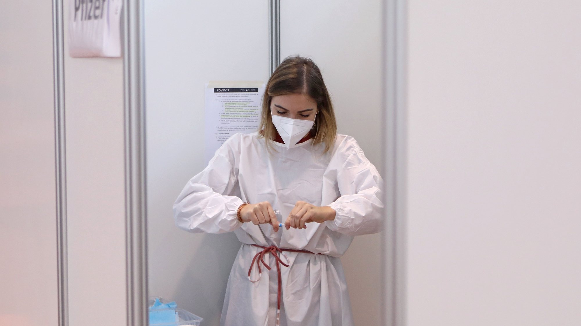 Uma enfermeira prepara a terceira dose da vacina contra a Covid-19