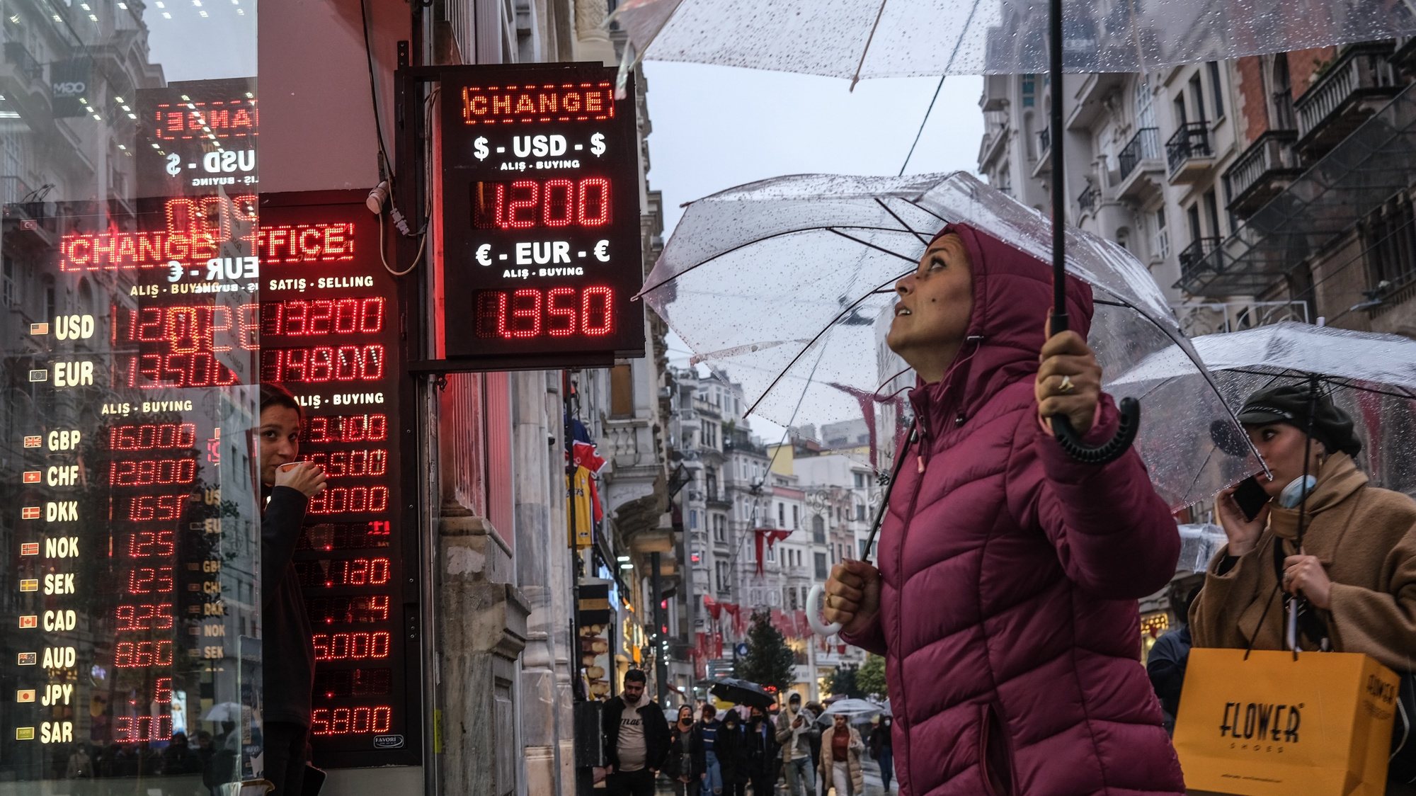 Lira turca bate recordes mínimos