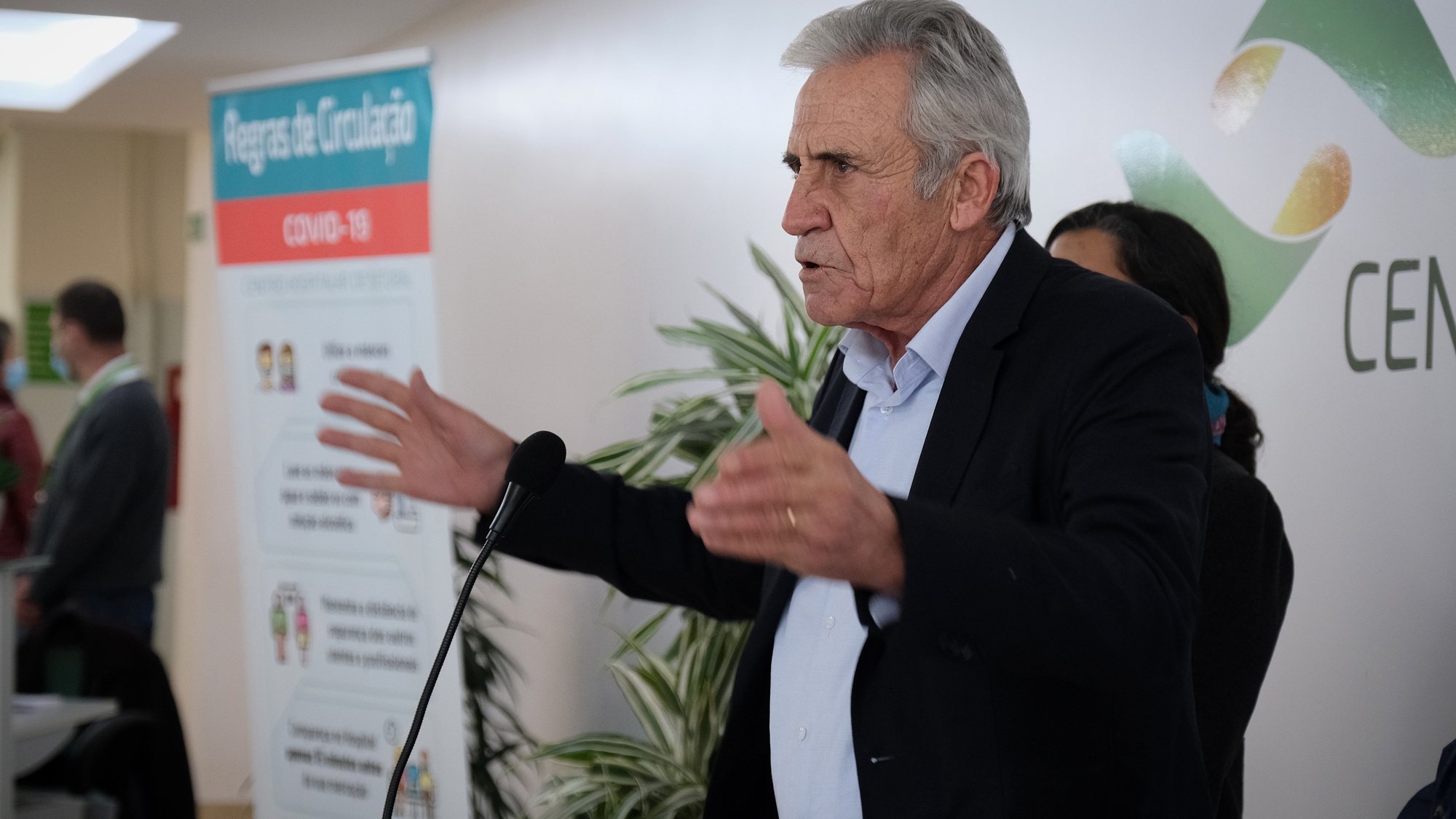 O secretário-geral do PCP, Jerónimo de Sousa, fala à comunicação social durante uma visita às instalações do Hospital de São Bernardo em Setúbal, 3 de dezembro de 2021. RUI MINDERICO/LUSA