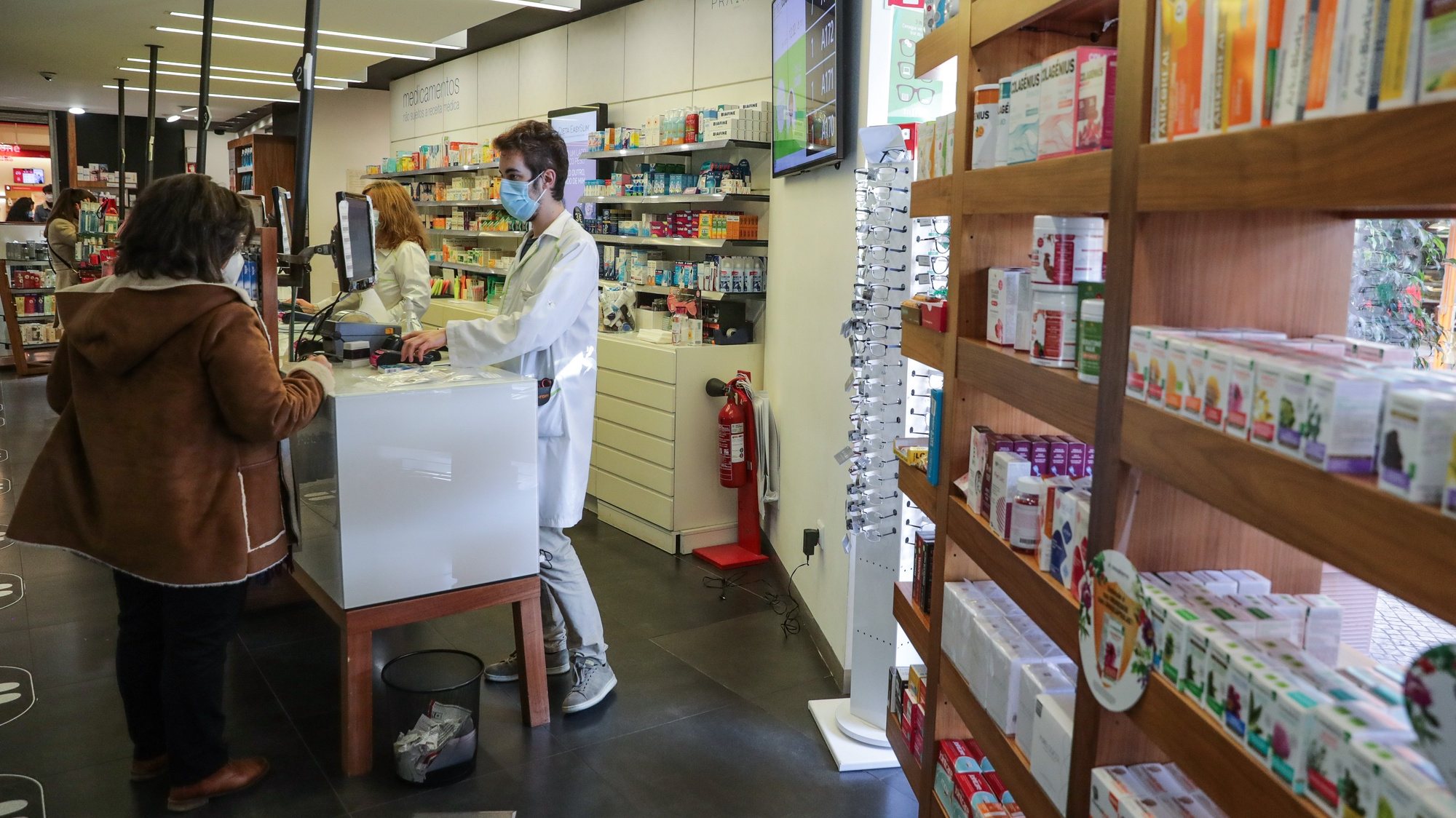 Uma utente compra uma série de testes de deteção de covid 19 numa farmácia de um centro comercial em Lisboa. As farmácias preparam-se para uma maior procura por testes para deteção de covid-19 nos próximos dias, aumentando os stocks e alargando horários para a testagem, sujeita a marcação prévia em Lisboa, 26 de novembro 2021. (ACOMPANHA TEXTO DA LUSA) TIAGO PETINGA/LUSA