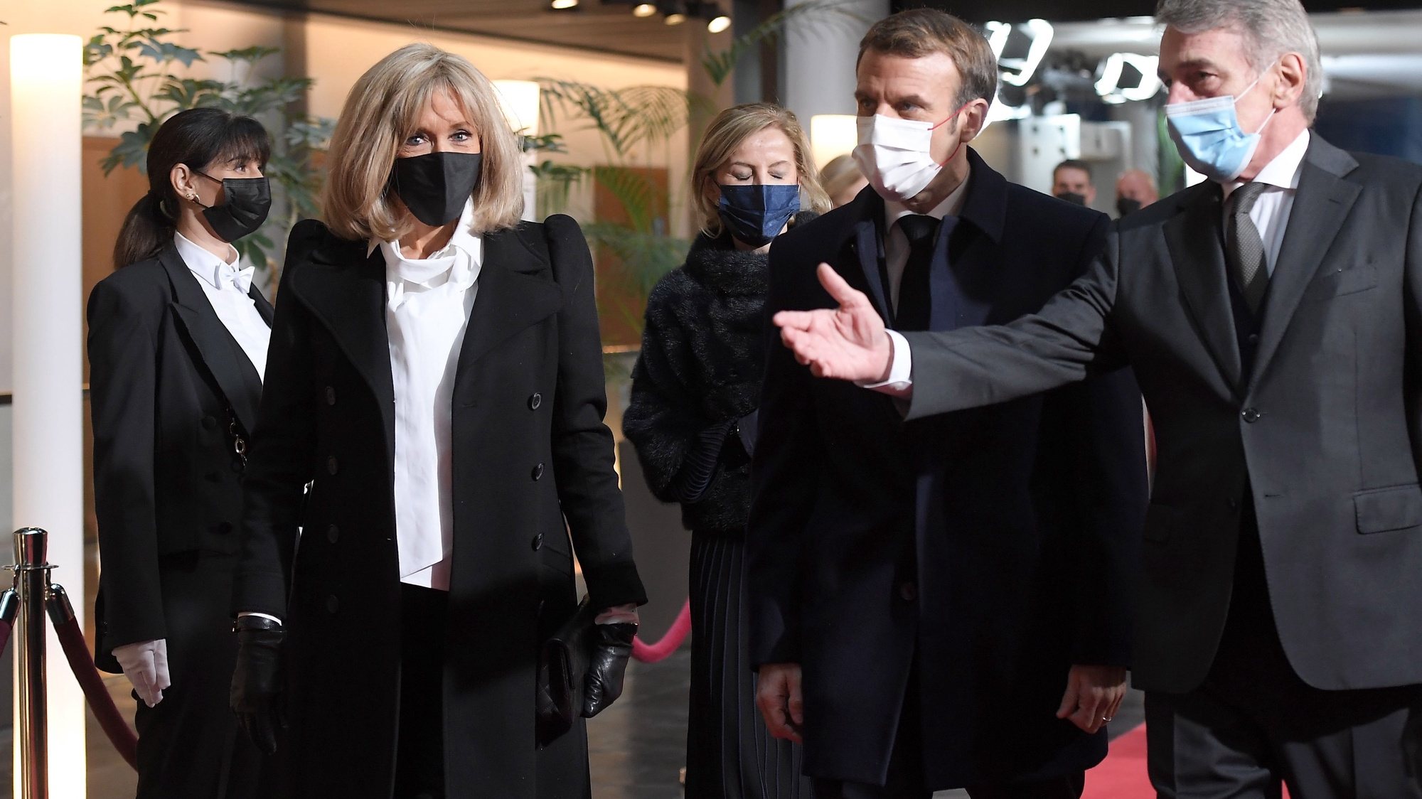 epa09616393 French President Emmanuel Macron (C) and his wife Brigitte Macron are welcomed by European Parliament President David Sassoli prior a ceremony in tribute to the late French President Valery Giscard d&#039;Estaing, on the first anniversary of his decease, at EU Parliament in Strasbourg, eastern France, 02 December 2021.  EPA/FREDERICK FLORIN / POOL / POOL  MAXPPP OUT