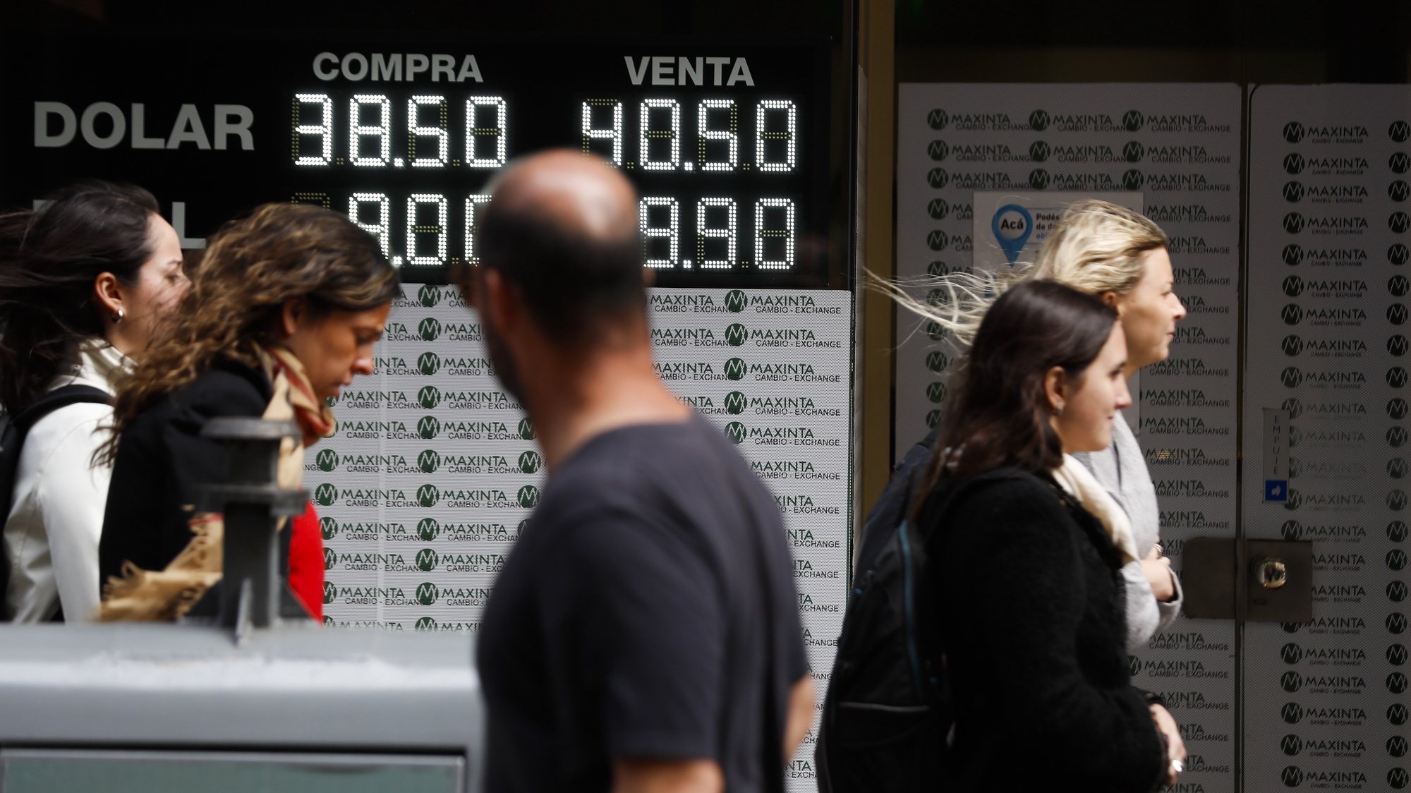 epa07051579 An exchange office shows on its panels the currencies rates, in Buenos Aires, Argentina, 27 September 2018. The dollar rose 3.06 percent on the same day in the market of Buenos Aires, compared to a day earlier&#039;s close, and again cost more than 40 pesos, after announcing a new agreement between the Government and the IMF that totals 7.1 billion US dollars to the 50 billion US dollars loan signed in June 2018.  EPA/DAVID FERNANDEZ