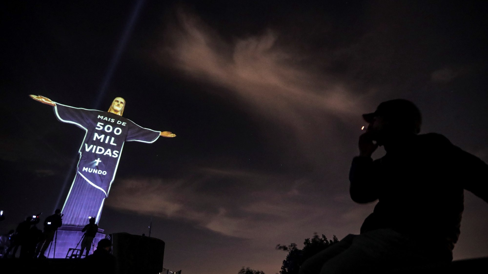 epaselect epa08521974 View of the Christ the Redeemer with a projection in tribute to the victims of COVID-19 that reads &#039;More than 500 thousand lives&#039;, in Rio de Janeiro, Brazil, 01 July 2020. The National Conference of Bishops of Brazil (CNBB) and Caritas Brasileira, with the support of Verified, an initiative of the United Nations to combat disinformation, promoted the tribute with the theme &#039;For all life&#039;.  EPA/Antonio Lacerda