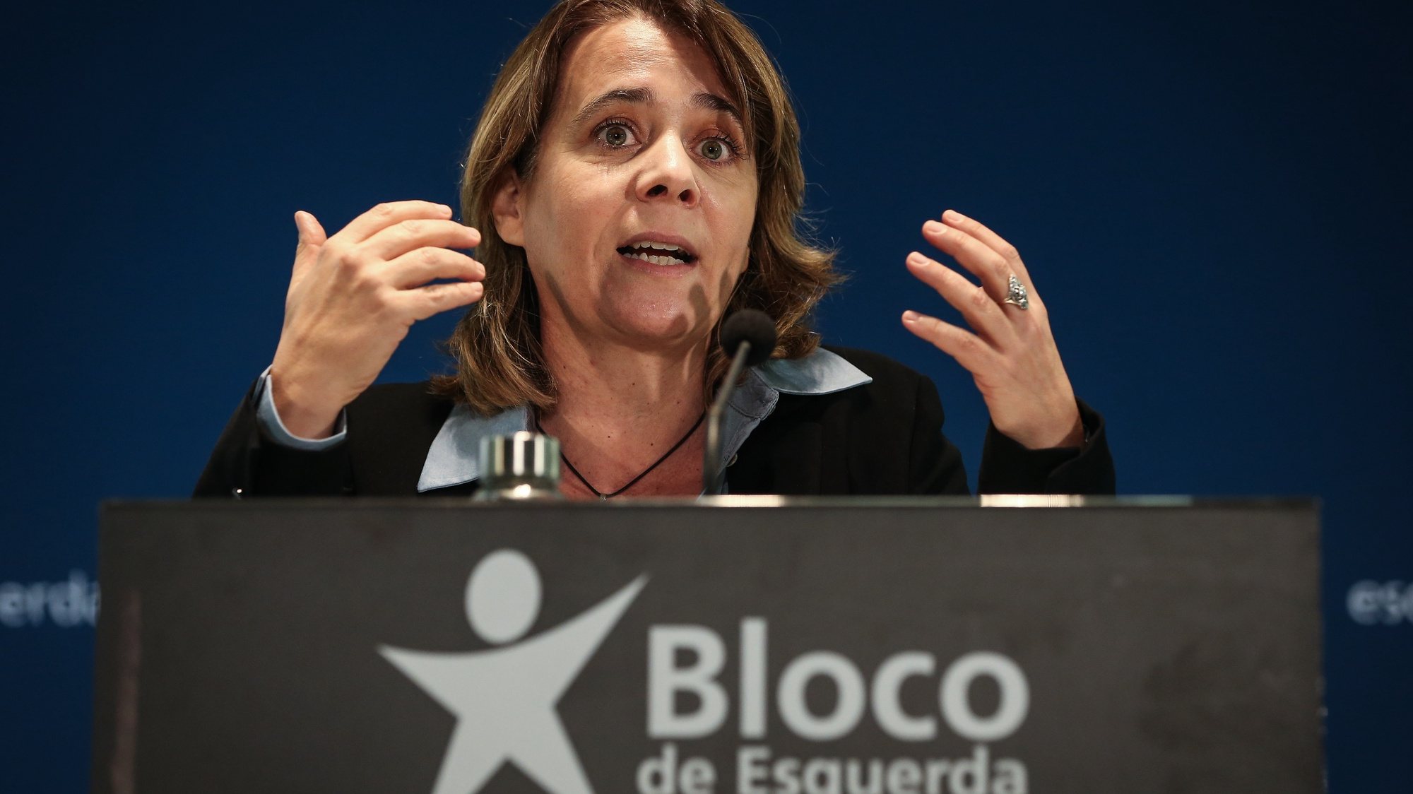 A coordenadora do Bloco de Esquerda (BE), Catarina Martins, discursa durante um comício do partido, no Barreiro, 04 de dezembro de 2021. RODRIGO ANTUNES/LUSA