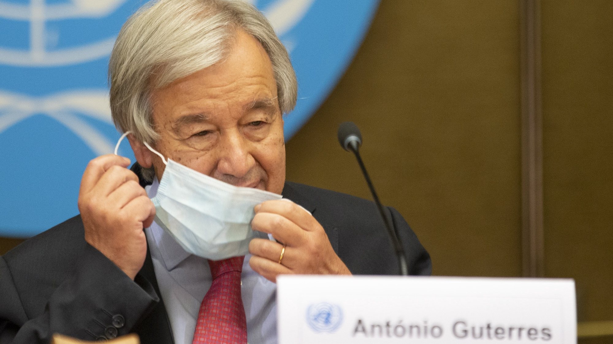 epa09465784 U.N. Secretary-General Antonio Guterres removes his protective face mask at a press conference, during the High-Level Ministerial Event on the Humanitarian Situation in Afghanistan, at the European headquarters of the United Nation, in Geneva, Switzerland, 13 September 2021.  EPA/SALVATORE DI NOLFI