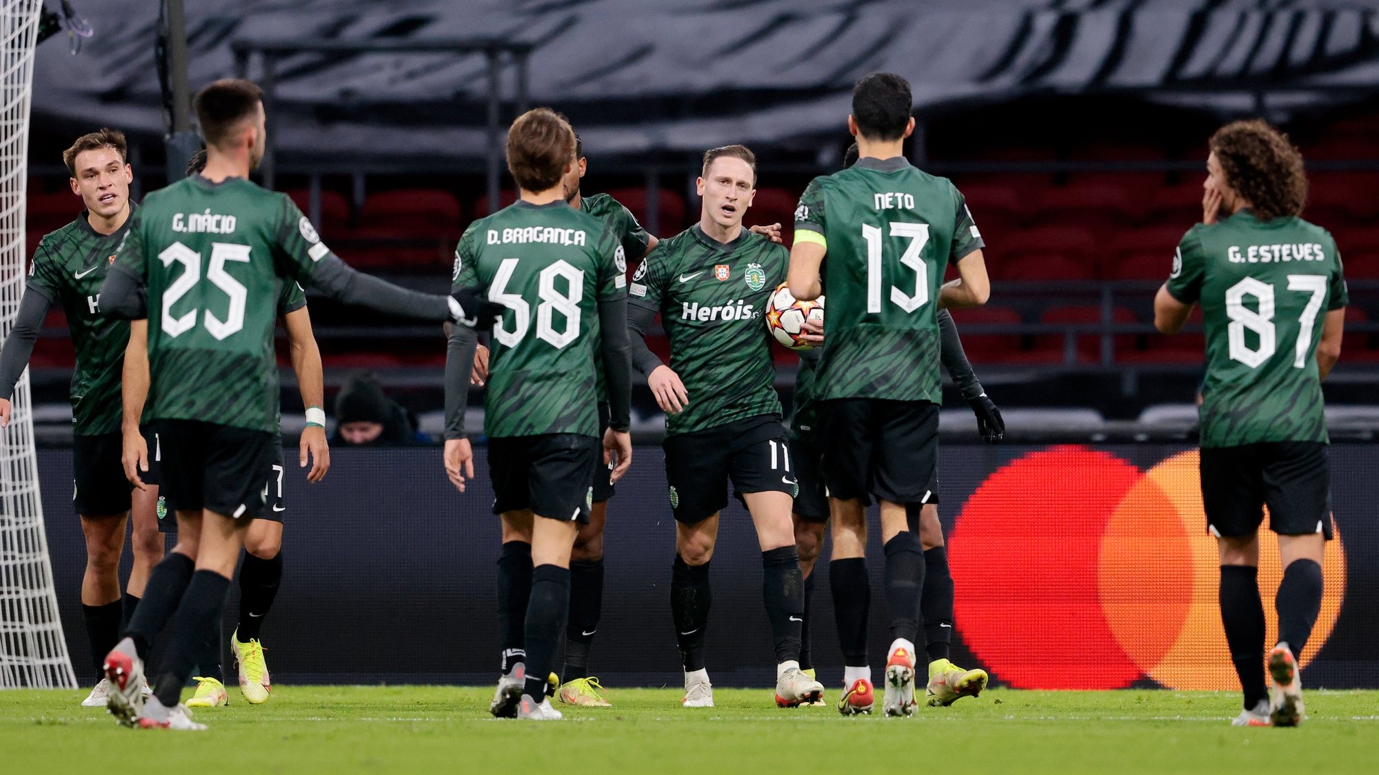 Sporting terminou fase de grupos da Liga dos Campeões com nove pontos depois de voltar a perder com o Ajax, agora em Amesterdão