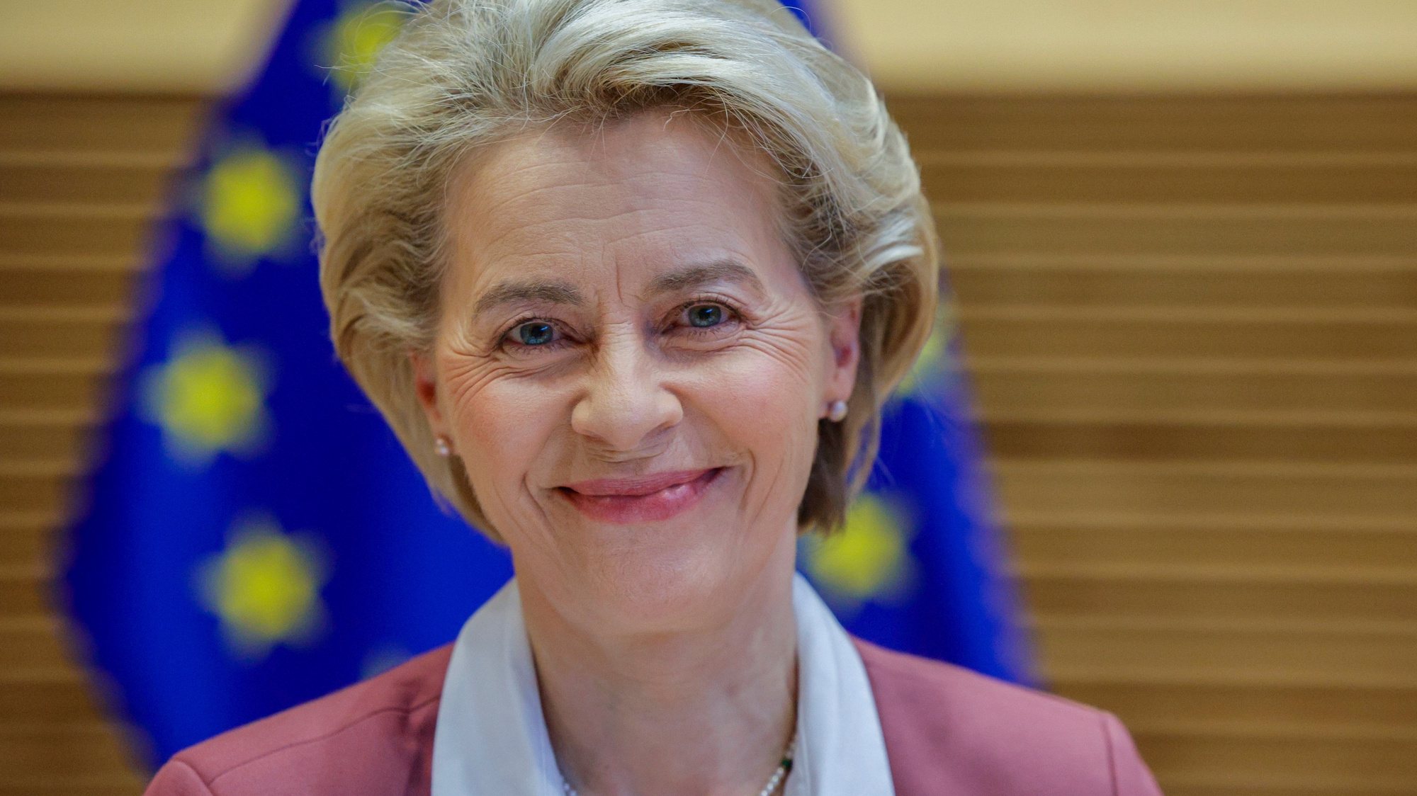 epa09629047 President of the European Commission Ursula von der Leyen chairs the meeting of the College of Commissioners at EU headquarters in Brussels, Belgium, 08 December 2021.  EPA/OLIVIER MATTHYS / POOL