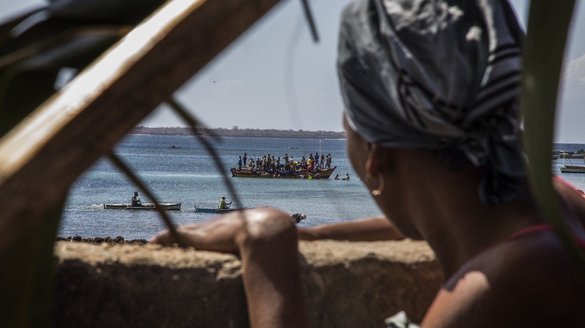 Passageiros e carga embarcam na praia dos pescadores do bairro de Paquitequete em Pemba, onde este tem sido um dos principais pontos de chegada de deslocados da violência armada em Cabo Delgado, Pemba, Moçambique, 21 de julho de 2020. Alguns dos ataques são desde há um ano reivindicados pelo grupo &#039;jihadista&#039; Estado Islâmico e a ameaça terrorista é reconhecida dentro e fora do país, tendo os grupos de rebeldes ocupado importantes vilas de Cabo Delgado (situadas a mais de 100 quilómetros da capital, Pemba) durante dias seguidos, antes de saírem sob fogo das Forças de Defesa e Segurança moçambicanas. RICARDO FRANCO/LUSA