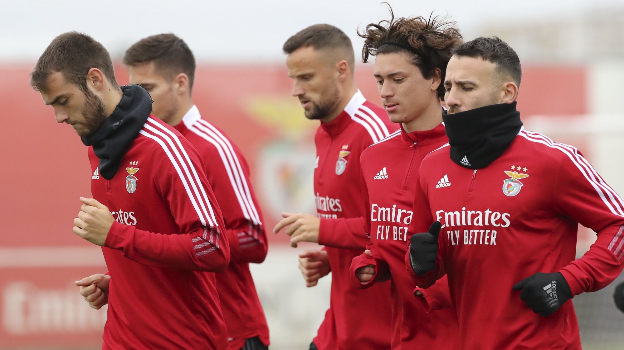 Benfica&#039;s players (L-R), Ferro, Haris Seferovic, Darwin Nunez, and Nicolas Otamendi, warm up during a training session at Benfica Campus in Seixal, outskirts of Lisbon, Portugal, 07 December 2021. Benfica will face Dynamo Kyiv in their UEFA Champions League group E soccer match on 08 December 2021. MANUEL DE ALMEIDA/LUSA