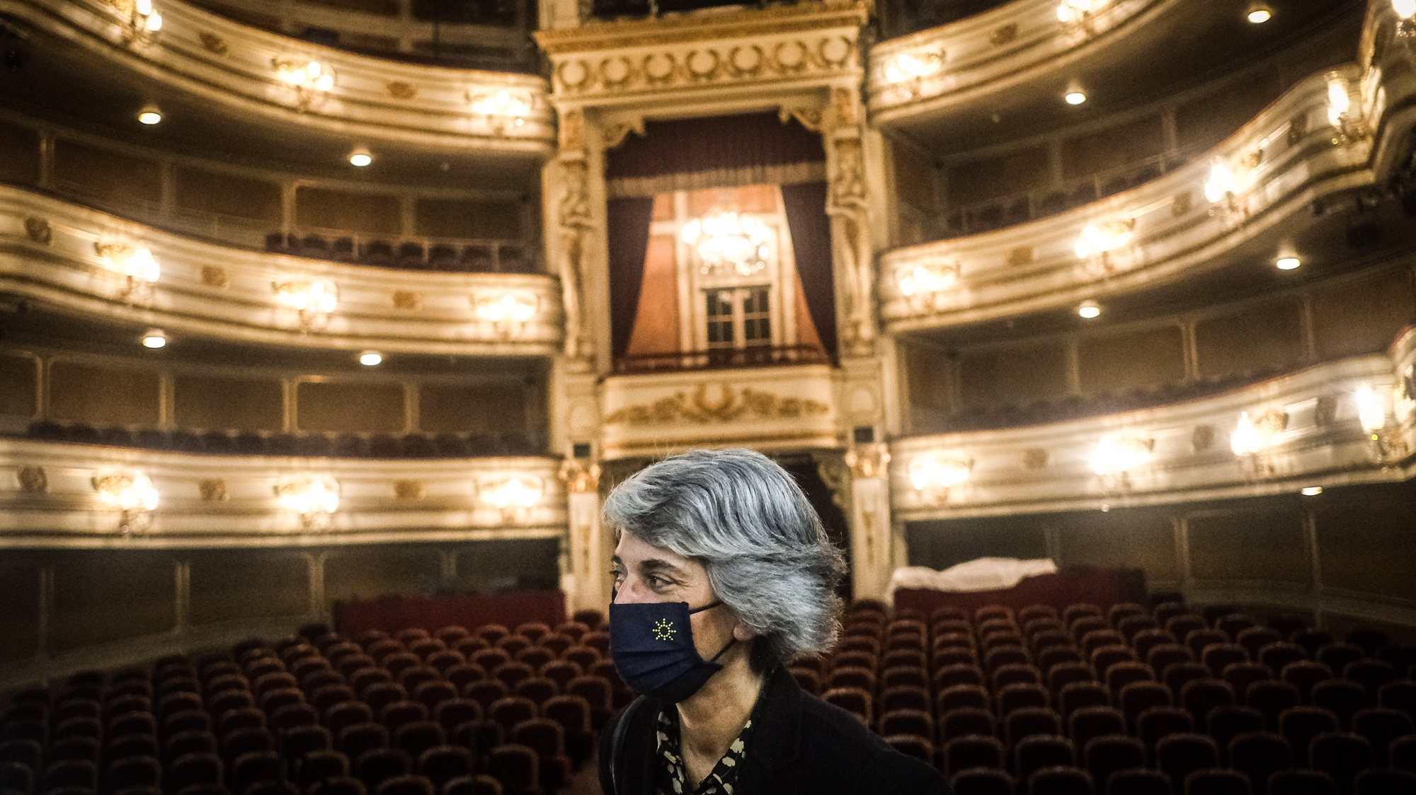 A ministra da Cultura, Graça Fonseca, após a conferência de imprensa de apresentação do projeto de intervenção no Teatro Nacional D. Maria II, no âmbito do Plano de Recuperação e Resiliência, no Teatro Nacional D. Maria II, em Lisboa, 13 de dezembro de 2021. MÁRIO CRUZ/LUSA
