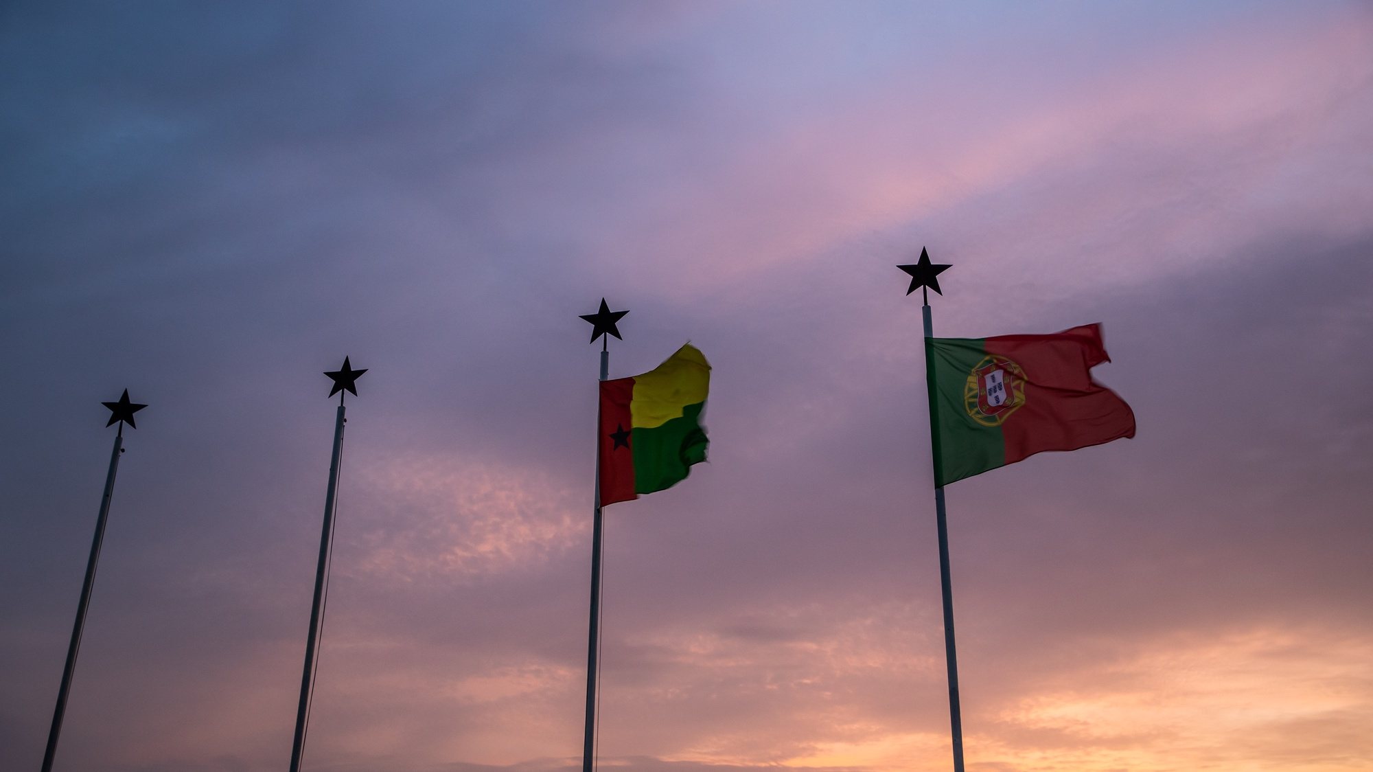 Bandeiras de Portugal e da Guiné-Bissau no Aeroporto Internacional Osvaldo Vieira, em Bissau, na Guiné-Bissau, 15 de maio de 2021. JOSÉ SENA GOULÃO/LUSA