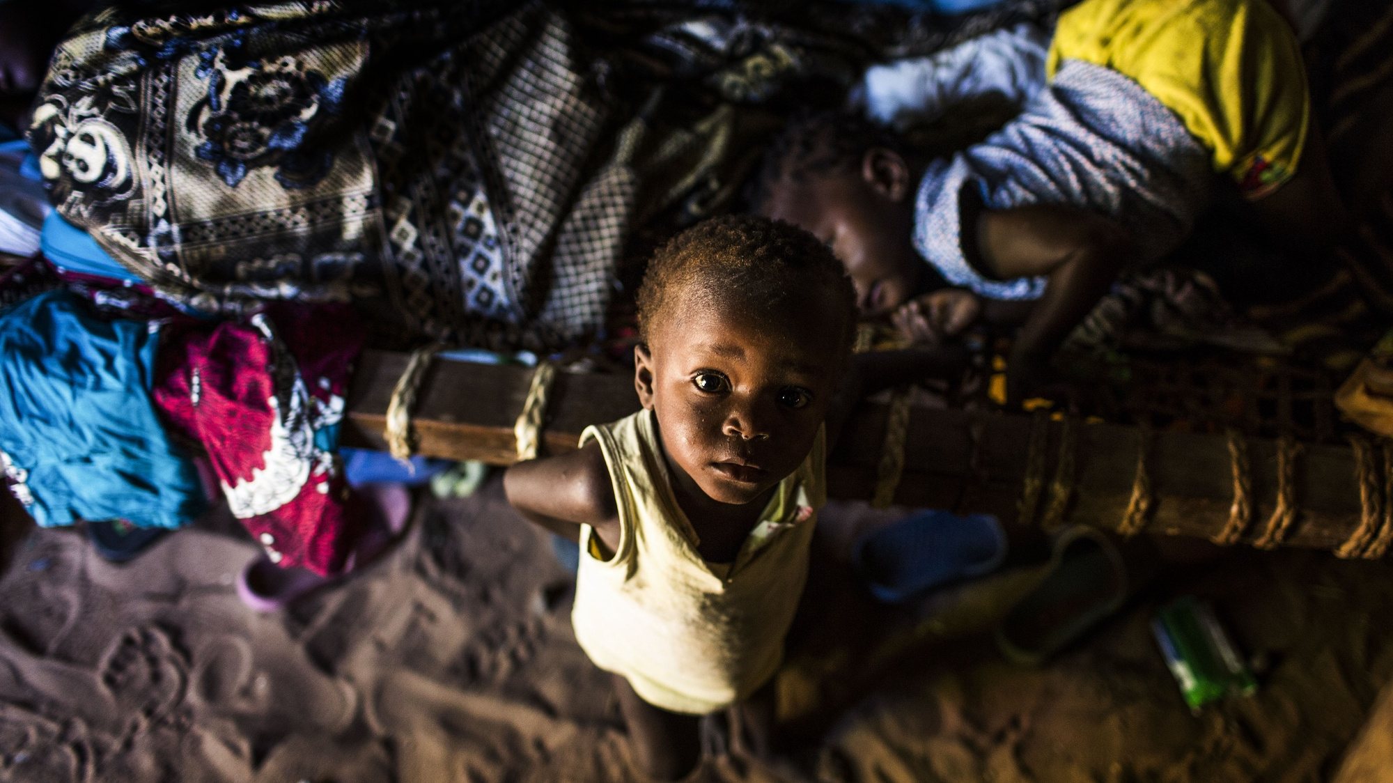 Crianças da família de Vicente Tiago (ausente da foto) que conta 30 pessoas que fugiram dos ataques armados de Muidumbe, Cabo Delgado, e se refugiaram numa pequena casa precária na zona de Chiuba, Cidade de Pemba, 21 de julho de 2020. É uma de milhares de famílias que carecem de ajuda alimentar na crise humanitária que afeta a província do norte de Moçambique.  (ACOMPANHA TEXTO DE 22/07/2020) RICARDO FRANCO/LUSA