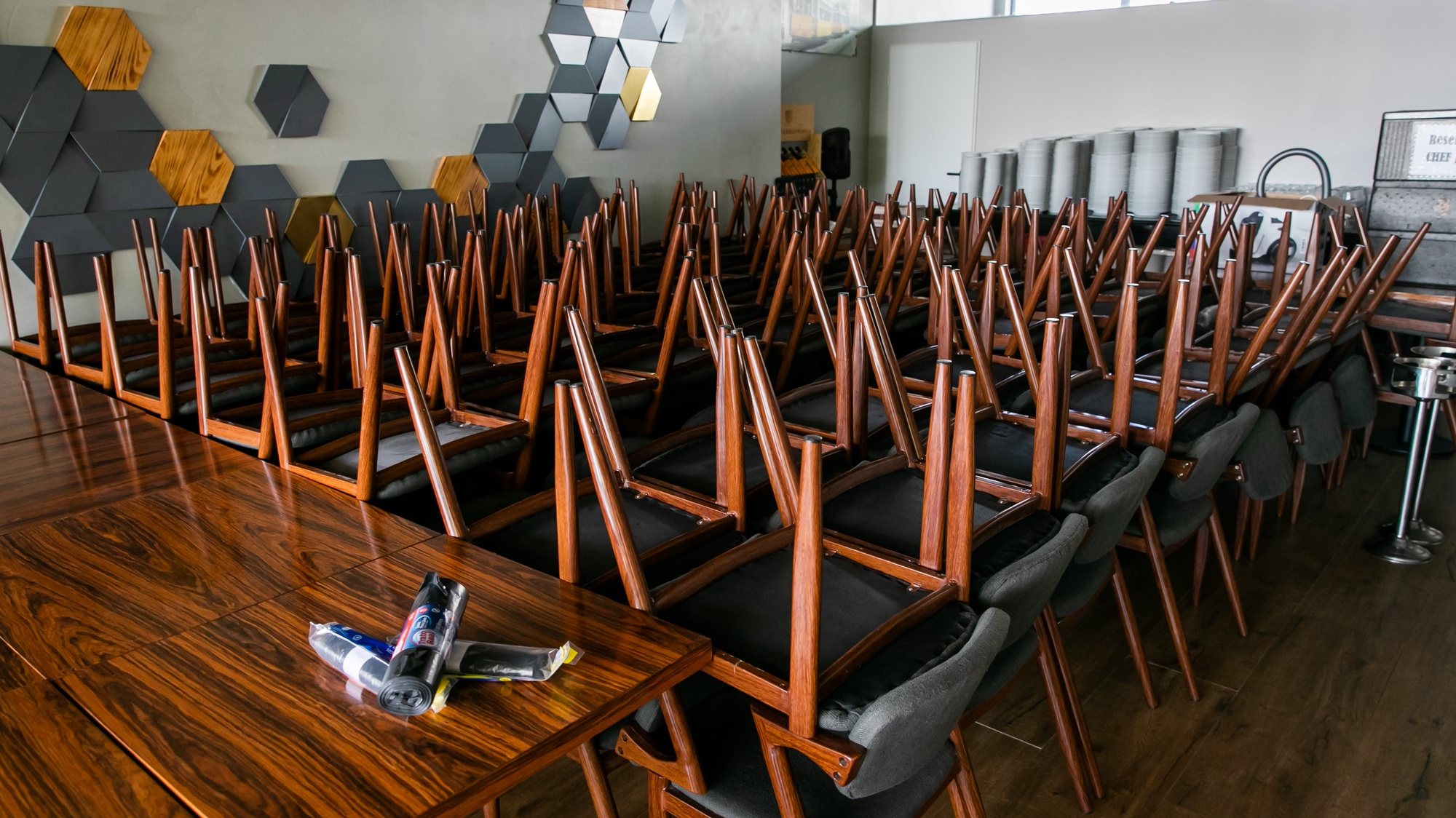 Cadeiras empilhadas no piso superior do restaurante D. Bacalhau, em Lisboa, 15 de maio de 2020. Os restaurantes estão autorizados a reabrir ao público, seguindo regras impostas pela Direção Geral de Saúde, a 18 de maio. (ACOMPANHA TEXTO DE 16 DE MAIO DE 2020). JOSÉ SENA GOULÃO/LUSA