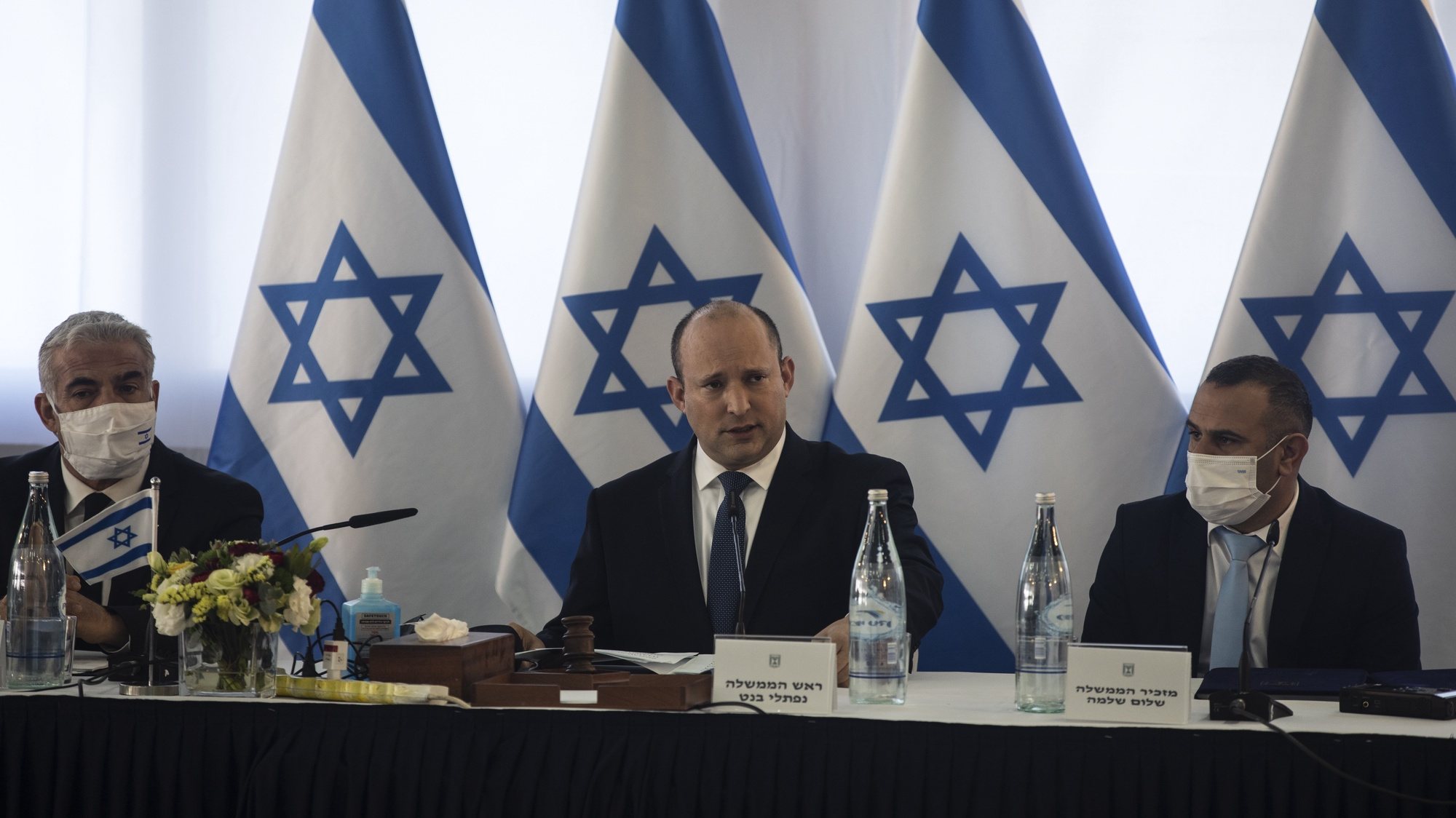 epa09657128 Israeli Prime Minister Naftali Bennett speaks at the weekly cabinet meeting in Kibbutz Mevo Hama in the Israeli-occupied Golan Heights, 26 December 2021.  EPA/NIR ELIAS / POOL