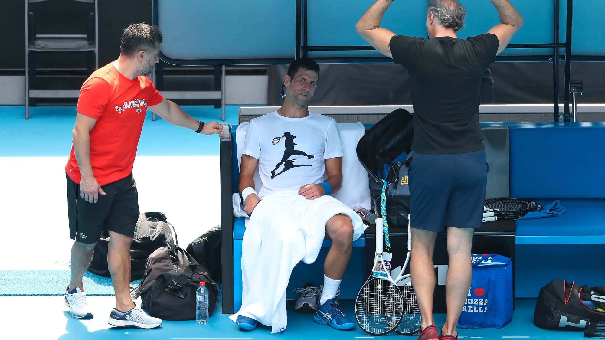 Novak Djokovic treinou pela primeira vez na Rod Laver Arena esta segunda-feira, poucas horas depois de ter sido libertado
