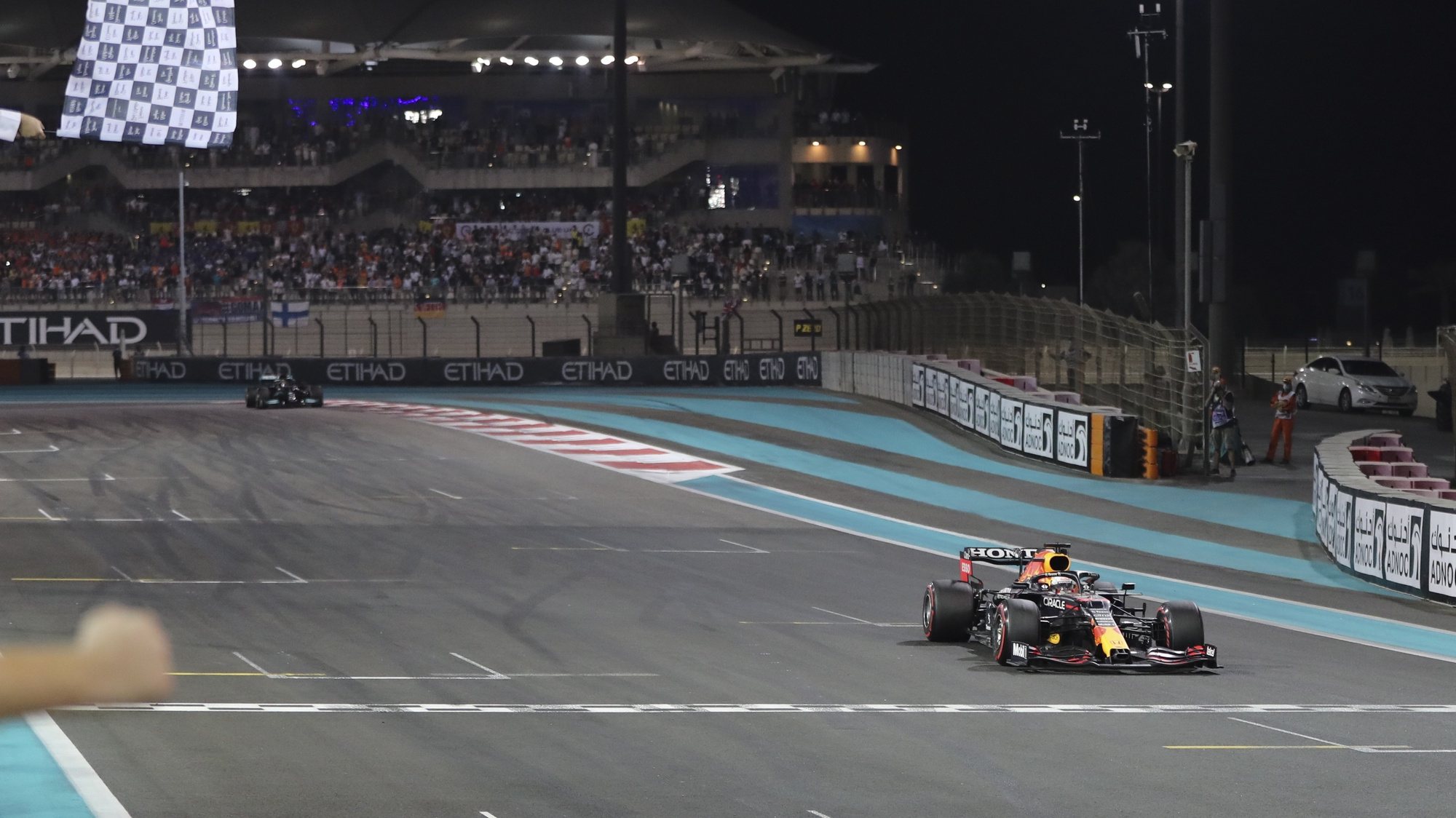 o holandês Max Verstappen conquistou o primeiro título da carreira após ultrapassar o britânico Lewis Hamilton