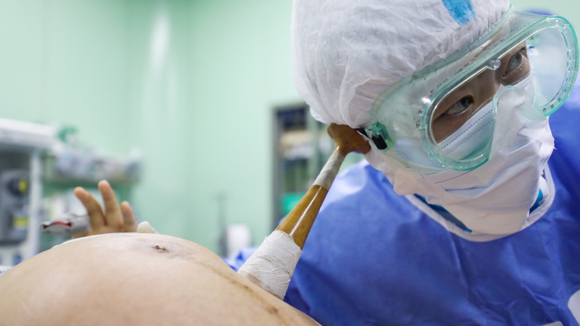 Médico a ouvir o batimento cardíaco de um bebé na China