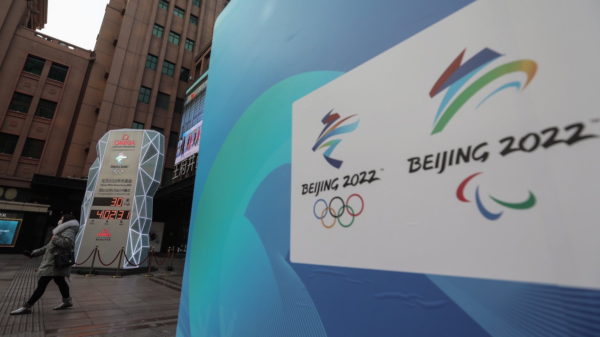 epa09667317 A clock showing 30 days left to the Beijing 2022 Winter Olympics at a street in Beijing, China, 05 January 2022. China is scheduled to host the 2022 Beijing Olympic and Paralympic Winter Games in February, making its capital the first city in the world to host both Summer (2008) and Winter Olympics (2022).  EPA/WU HONG