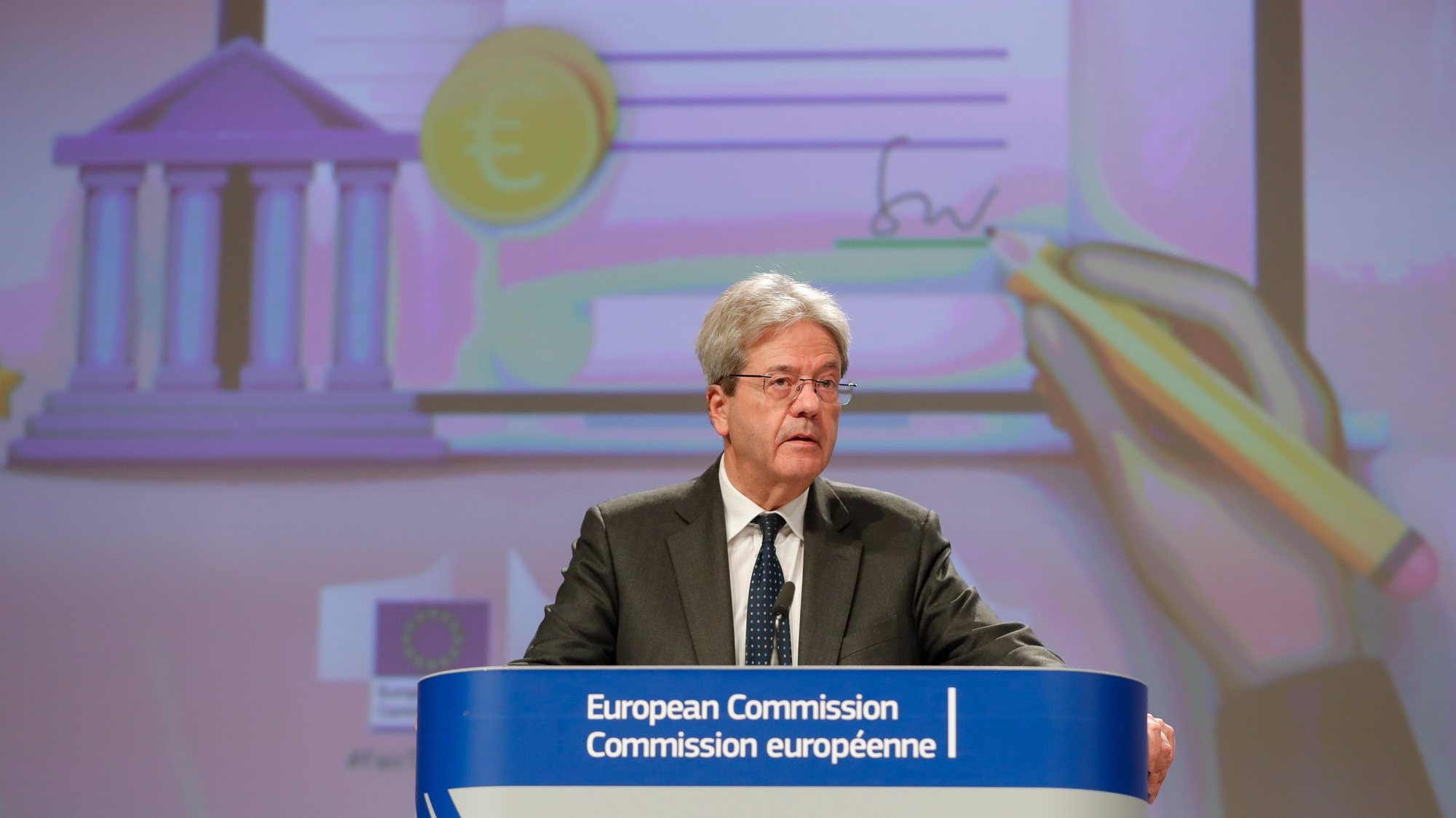 epa09653538 EU Commissioner for Economy Paolo Gentiloni gives a press conference on global corporate taxation and shell entities at the Berlaymont, in Brussels, Belgium, 22 December 2021.  EPA/STEPHANIE LECOCQ