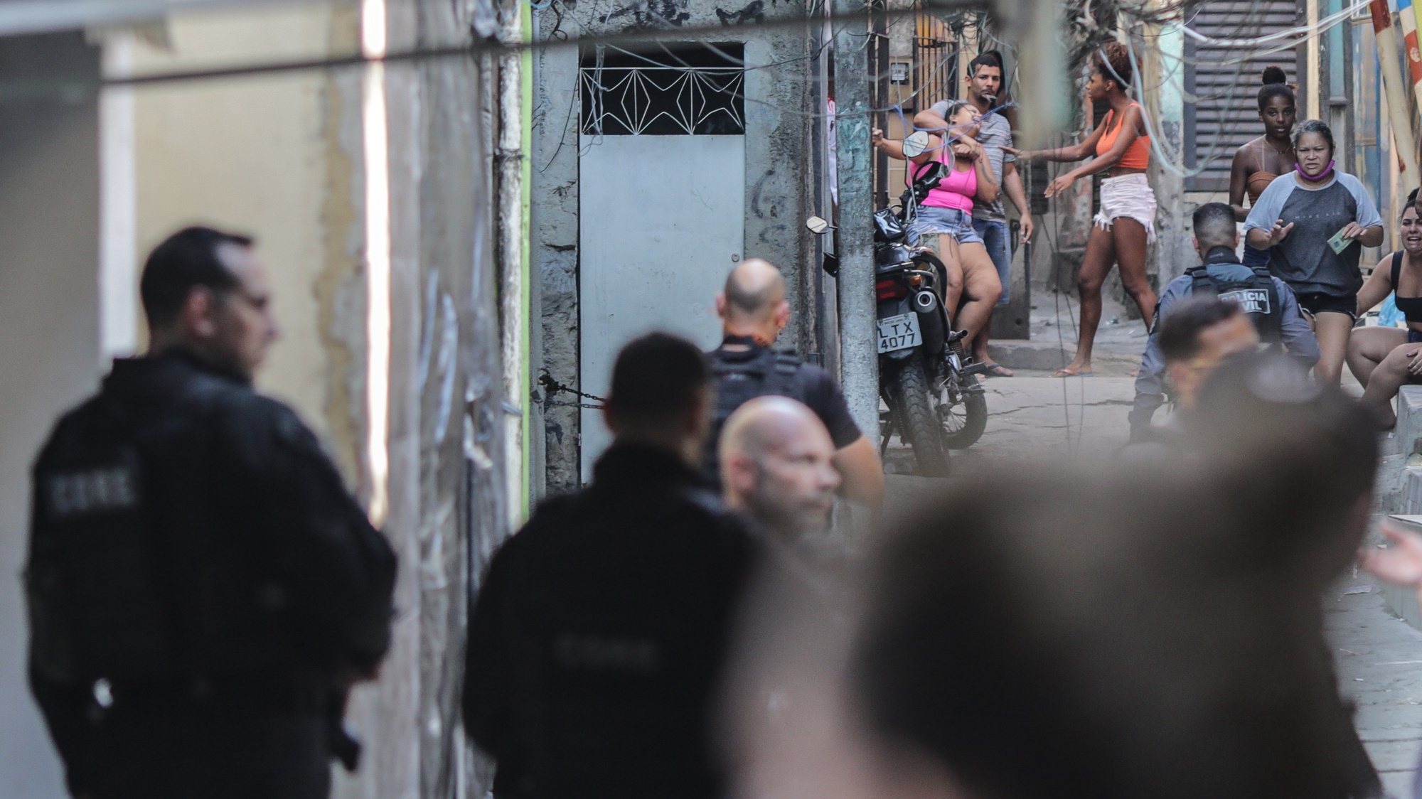Membros da Polícia levam a cabo uma operação contra um gang numa favela no Brasil