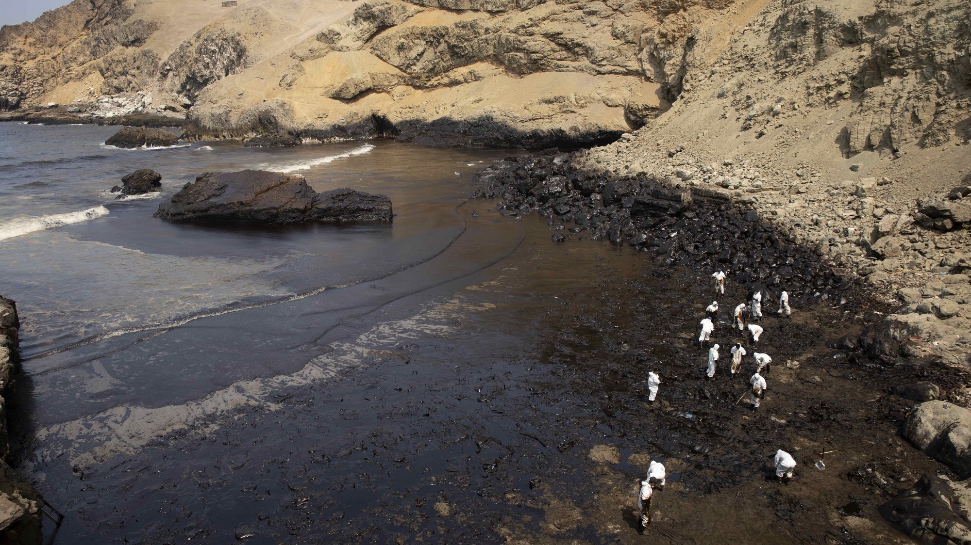 O trabalho continua para limpar o óleo que caiu no Oceano Pacífico com a erupção vulcânia de Tonga