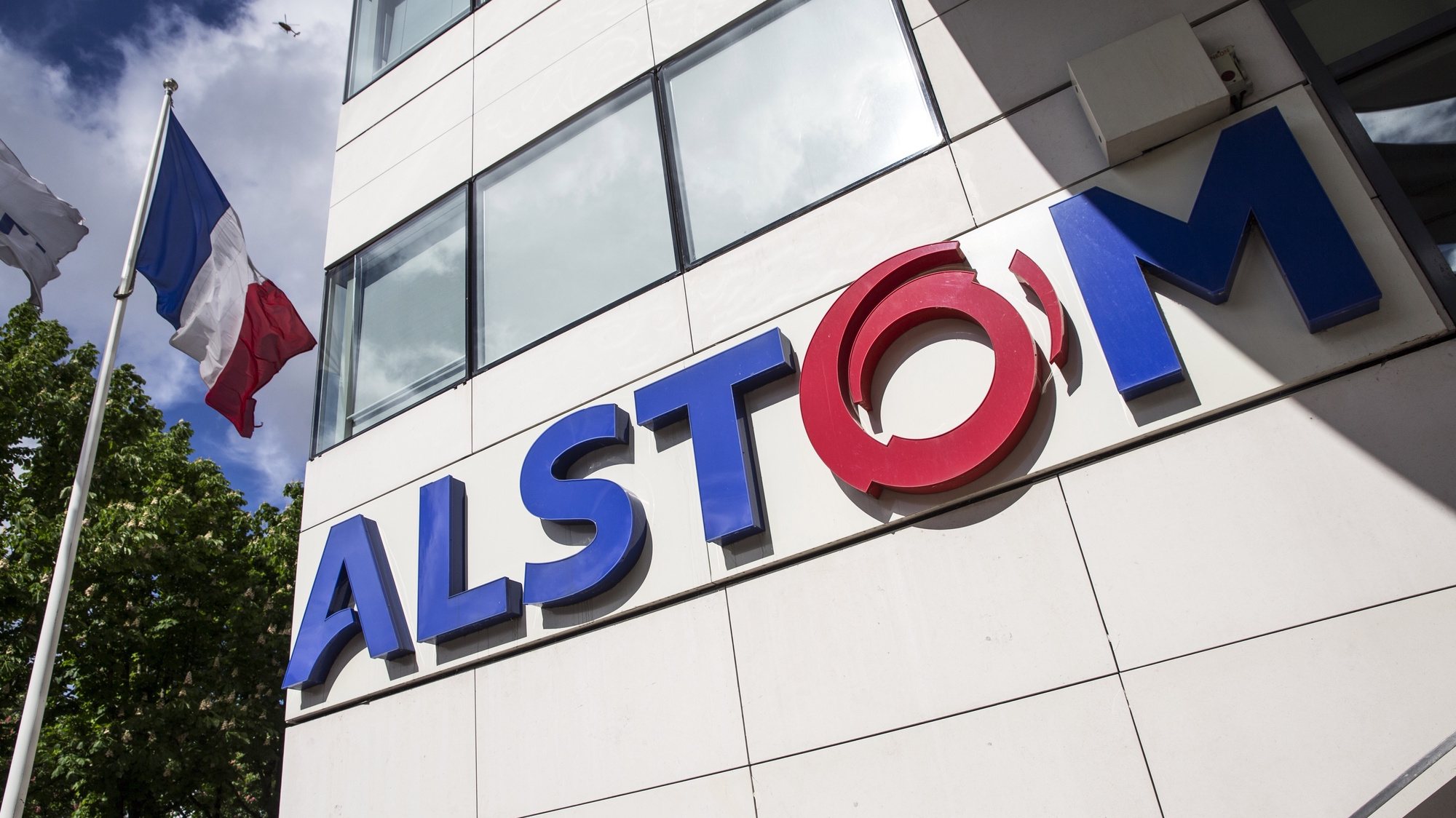O logotipo da empresa Alstom