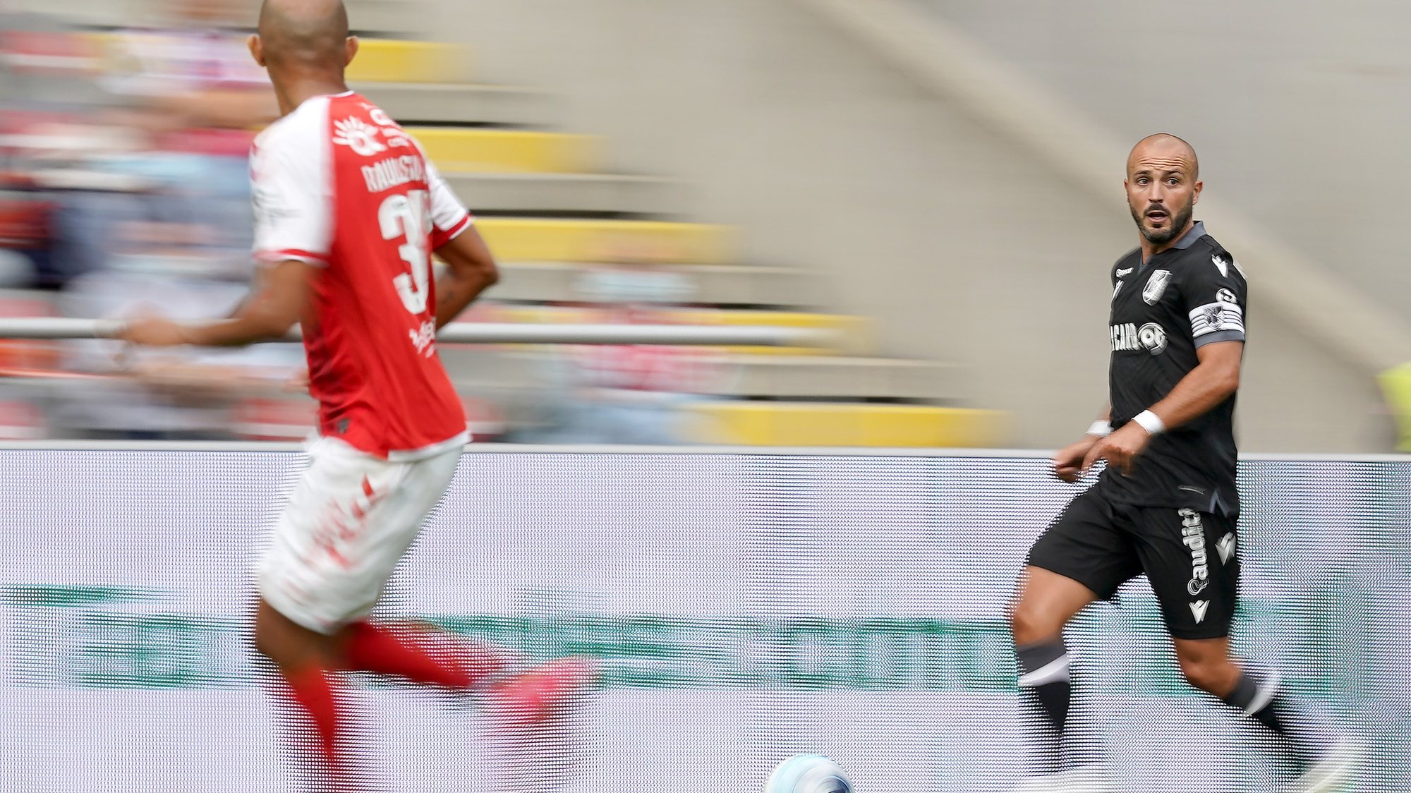 Raul Silva do Braga disputa a bola com André André do Vitória de Guimarães