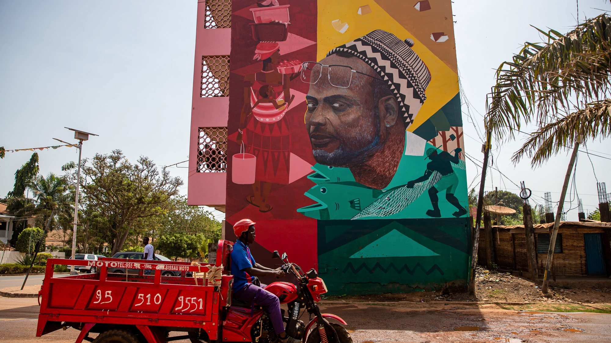 Mural de homenagem ao antigo líder do Partido Africano para a Independência da Guiné e Cabo Verde (PAIGC), Amílcar Cabral, em Bissau, na Guiné-Bissau, 16 de maio de 2021