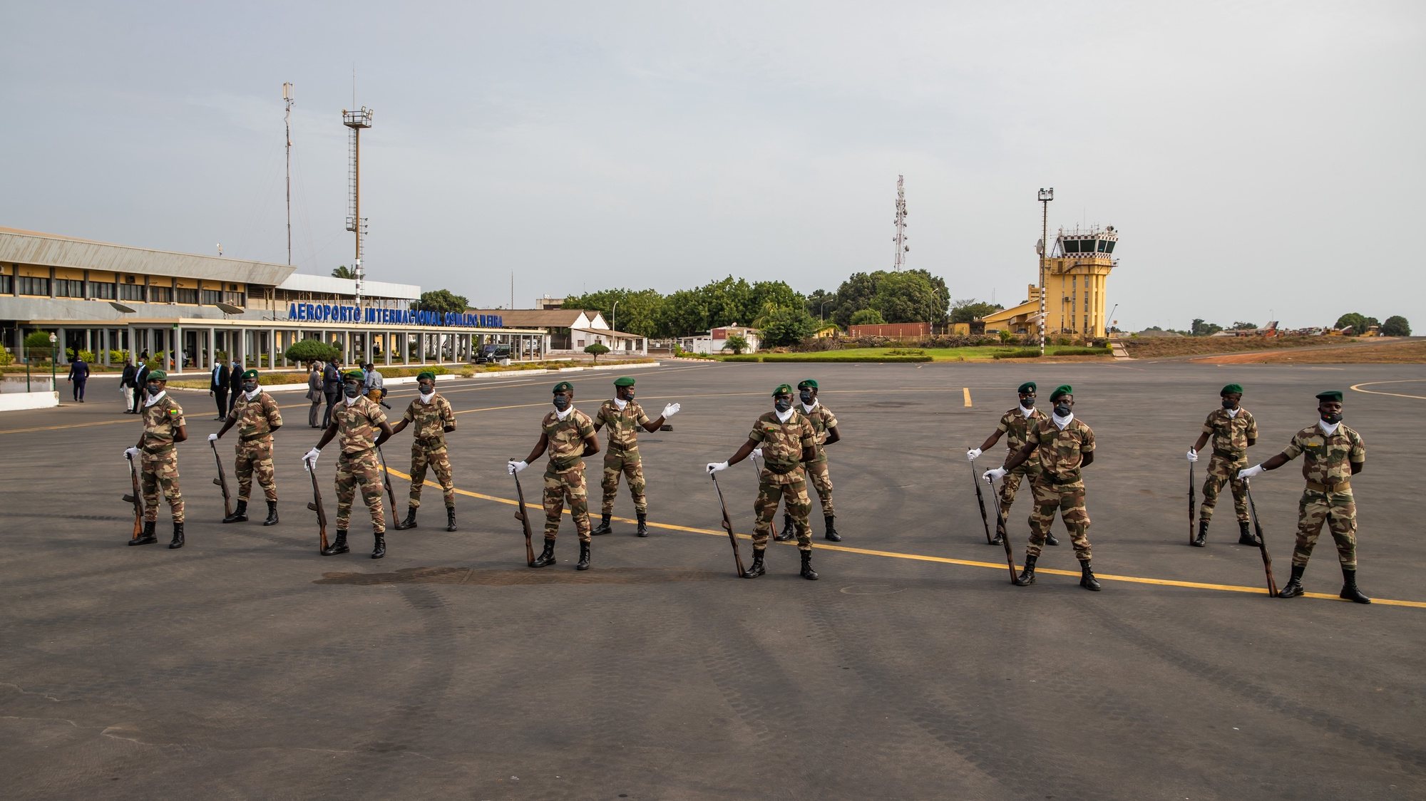 Militares no Aeroporto Internacional Osvaldo Vieira, em Bissau, na Guiné-Bissau, 15 de maio de 2021. JOSÉ SENA GOULÃO/LUSA