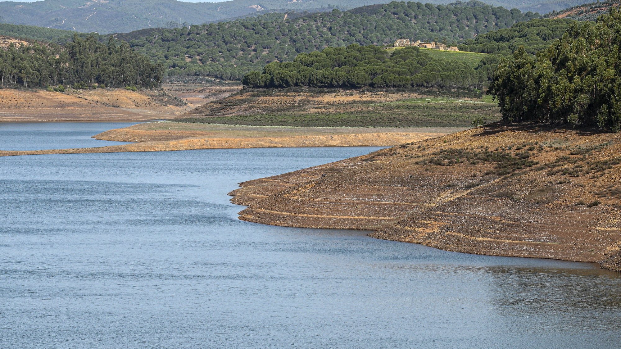 A barragem de Odeáxere (Bravura), é uma barragem do barlavento Algarvio que se encontra em niveis mínimos de água devido à falta de chuva