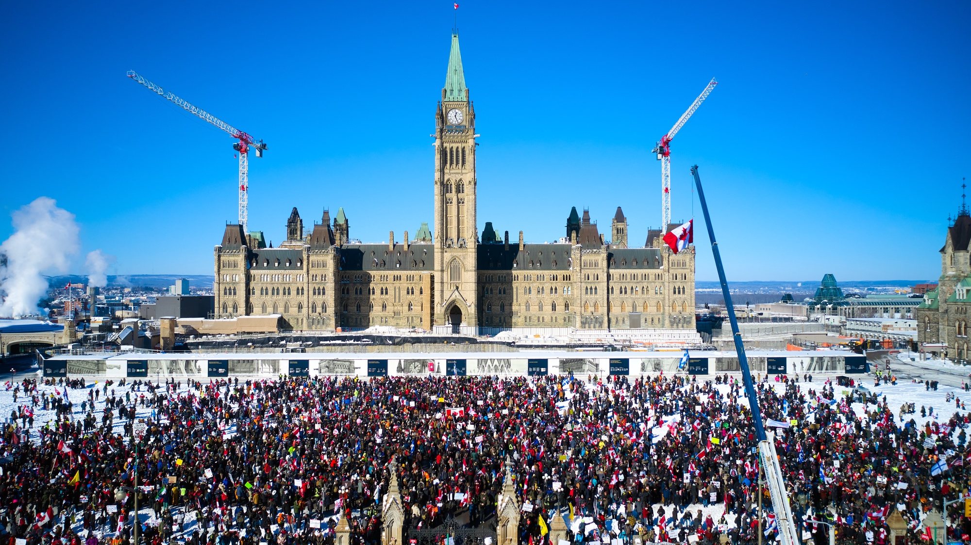 epaselect epa09717045 A crowd of protesters part of the Freedom Convoy 2022 gather in front of Parliament Hill, in Ottawa, Canada, 29 January 2022 as they protest against the government of Canadian prime minister Justin Trudeau. The Freedom Convoy 2022 started with truckers from across Canada who oppose the vaccine mandate for truckers to be vaccinated to return to Canada and was joined by other opponents of Canadian prime minister Justin Trudeau.  EPA/ANDRE PICHETTE