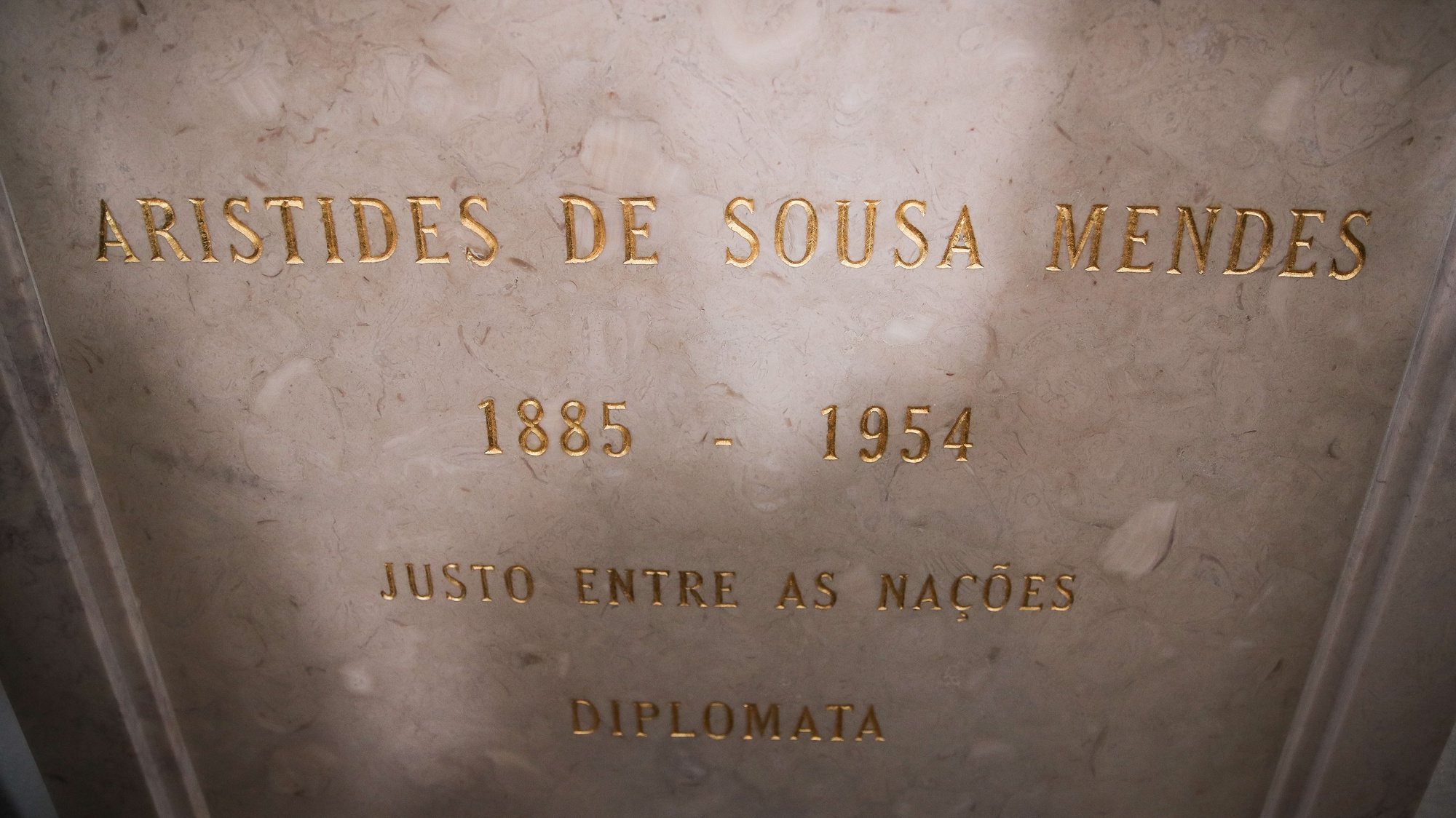 A lápide de Aristides de Sousa Mendes no Panteão Nacional, em Lisboa