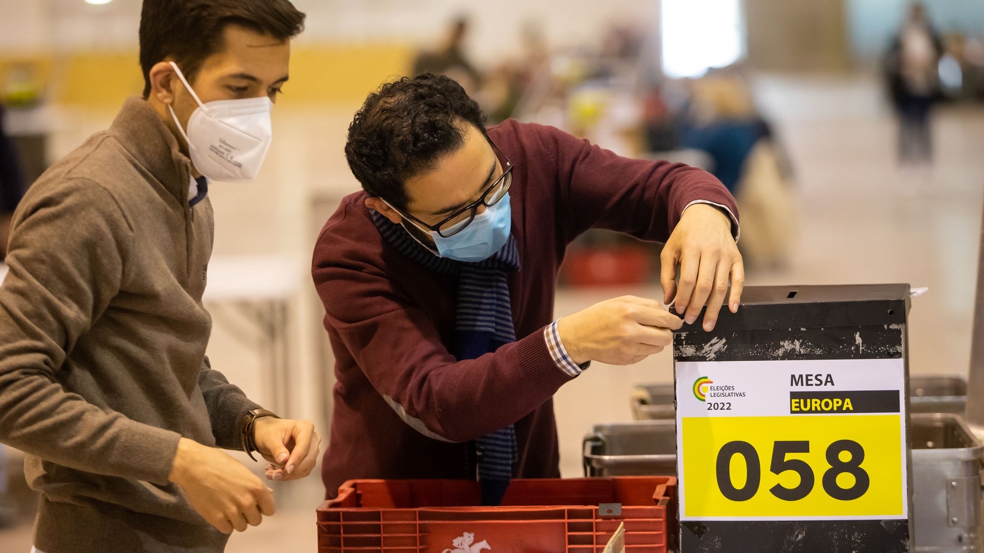 Delegados realizam a contagem de votos dos eleitores no estrangeiro das eleições legislativas, na FIL, em Lisboa, 09 de fevereiro de 2022. JOSÉ SENA GOULÃO/LUSA