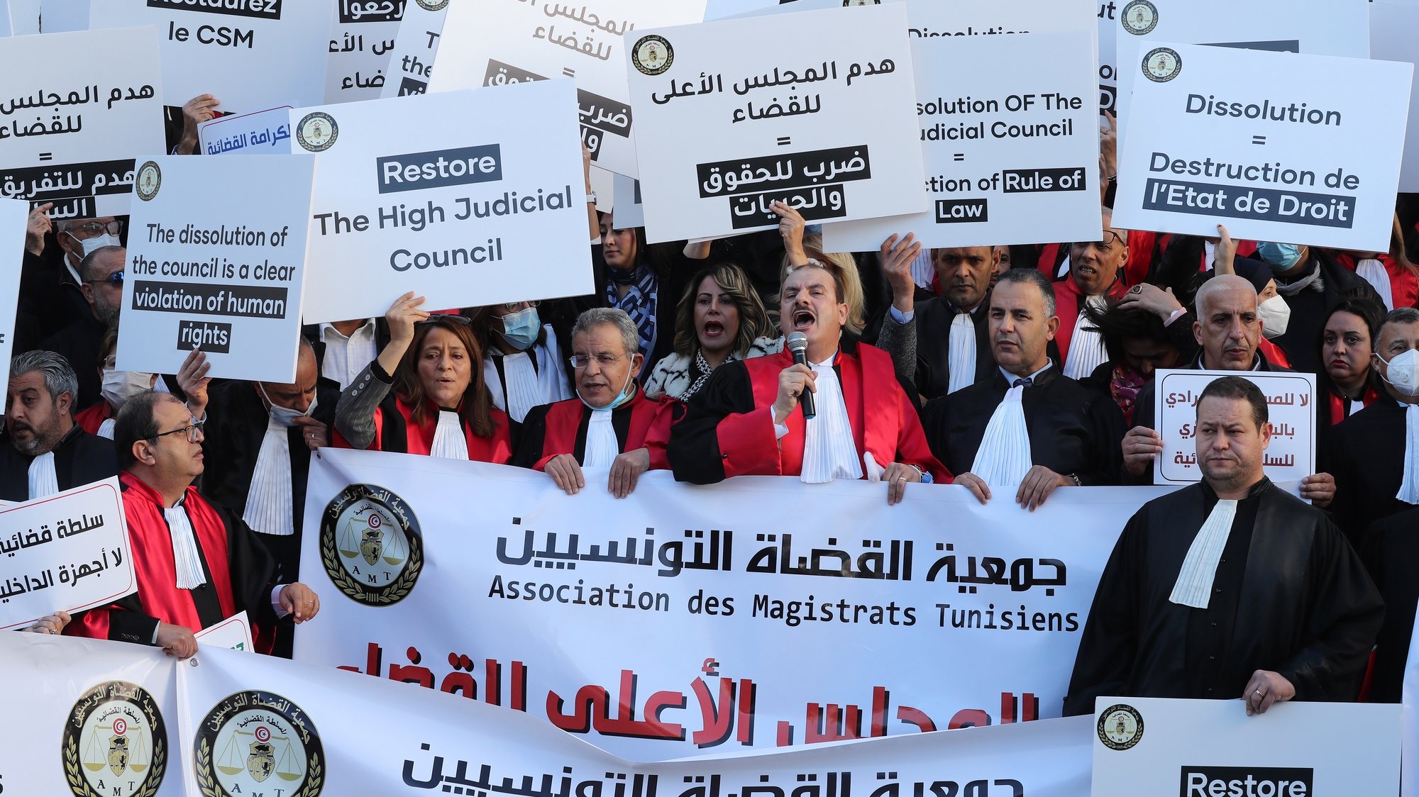 O protesto dos magistrados e advogados na Tunísia