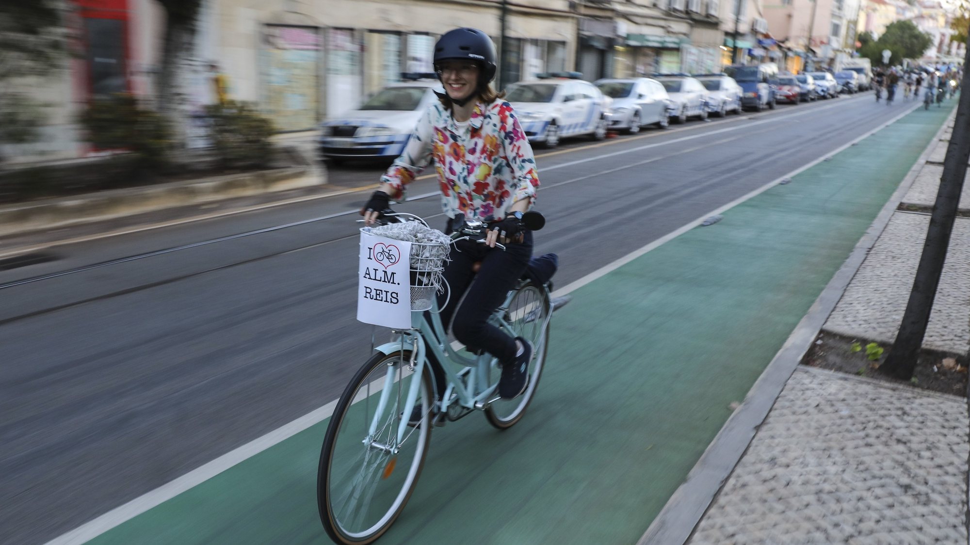 Uma ciclista participa numa manifestação em defesa da ciclovia da Almirante Reis, em Lisboa, 19 de outubro de 2021. Uma iniciativa do Lisboa Possível, Grupo de cidadãos por uma Lisboa Sustentável e teve um percurso entre o Martim Moniz e a Praça do Município. MIGUEL A. LOPES/LUSA