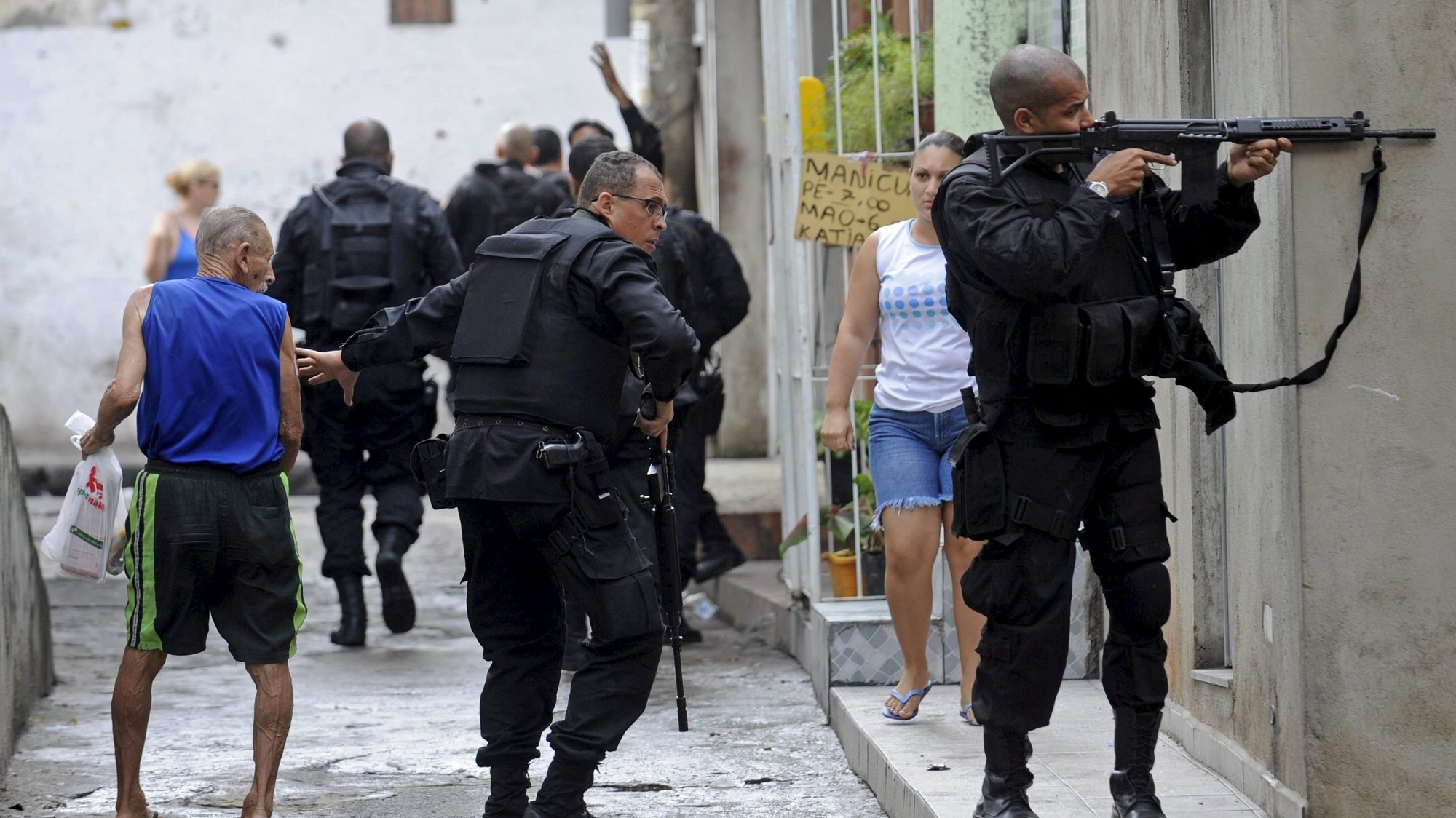 Residentes numa favela do Rio de Janeiro obrigada a moverem-se para locais seguros por membros militares da polícia do Rio de Janeiro