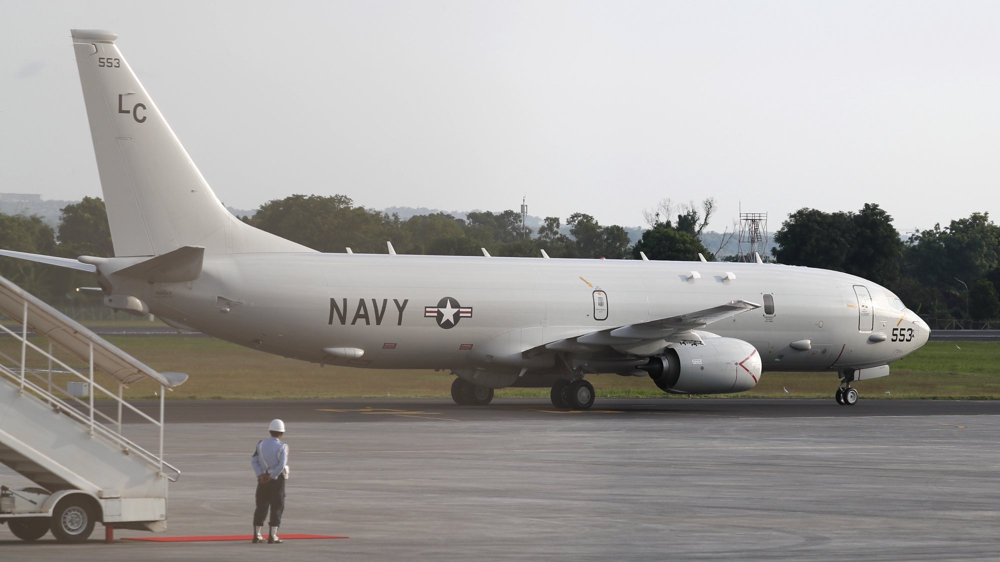 Boeing P-8 da força aérea dos EUA no Aeroporto de Bali, na Indonésia. 25 de abril de 2021