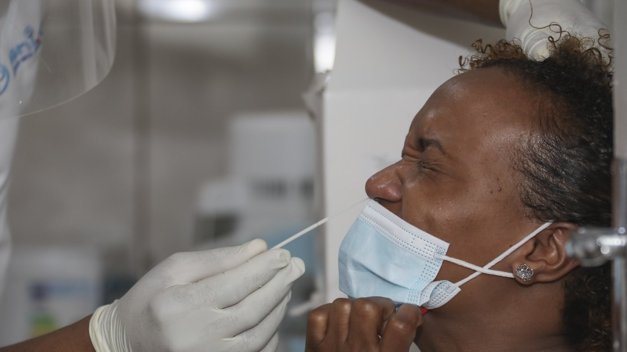 Cabo Verde está a bater todos os recordes de casos de covid-19, mas também de testes realizados, e as clínicas privadas na Praia mais que triplicaram os pedidos de diagnóstico nos últimos dias, sobretudo por motivos de viagem, Cidade da Praia, Cabo Verde, 10 de janeiro de 2022.
 (ACOMPANHA TEXTO DE 10/01/2022)    ELTON MONTEIRO/LUSA