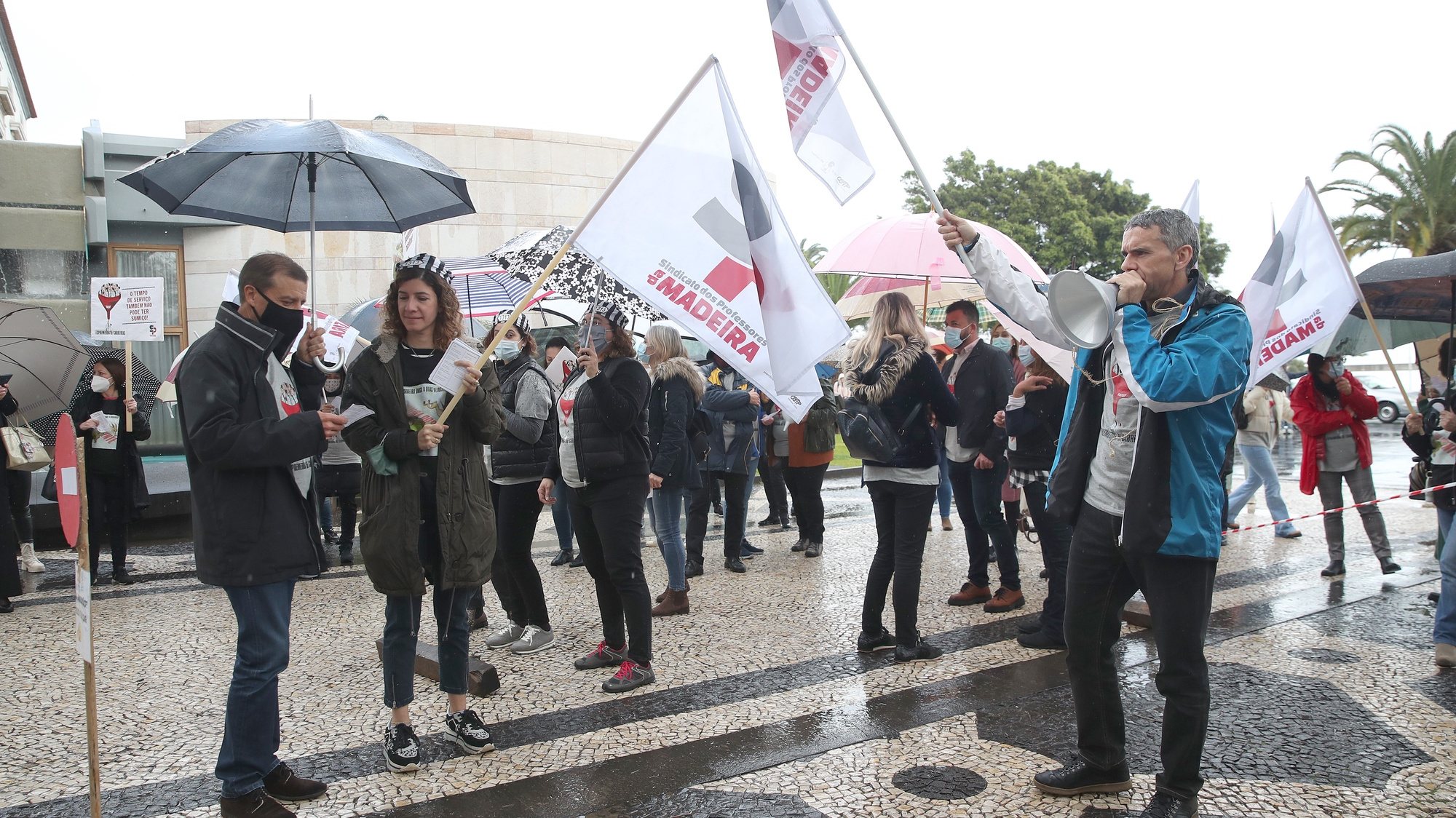 O Sindicato dos Professores da Madeira realizou esta tarde junto à Assembleia Legislativa da Madeira uma marcha intitulada &quot;Marcha dos prisioneiros da carreira docente contra a carreira a duas velocidades&quot; como forma de protesto para defender a revisão do estatuto da carreira docente da região, Funchal, 25 de fevereiro de 2022. HOMEM DE GOUVEIA/LUSA