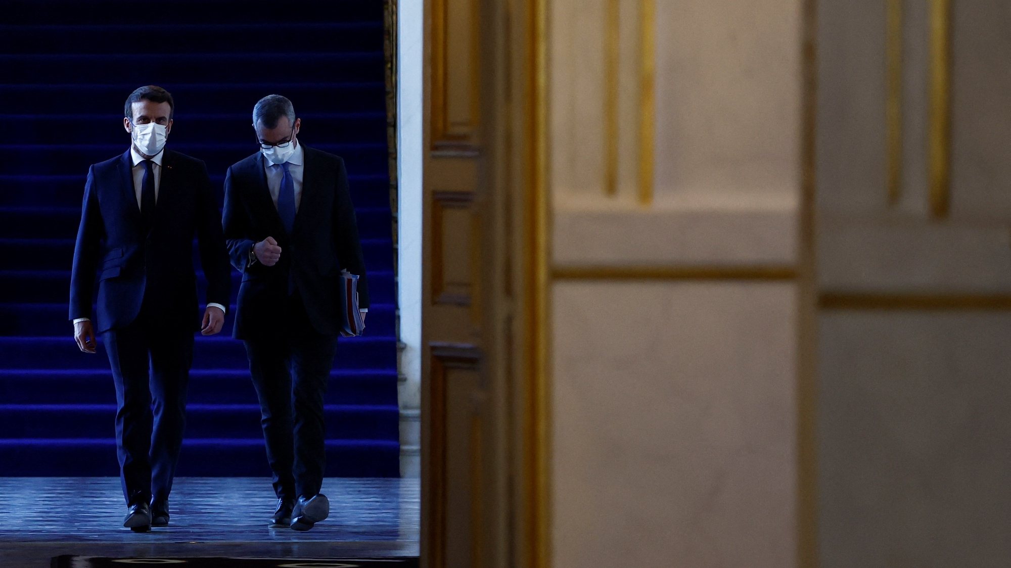 epa09787169 French President Emmanuel Macron and Secretary General of the Elysee Palace Alexis Kohler arrive for a Defense Council meeting on the Russian-Ukrainian crisis, at the Elysee Palace in Paris, France, 26 February 2022.  EPA/CHRISTIAN HARTMANN / POOL  MAXPPP OUT
