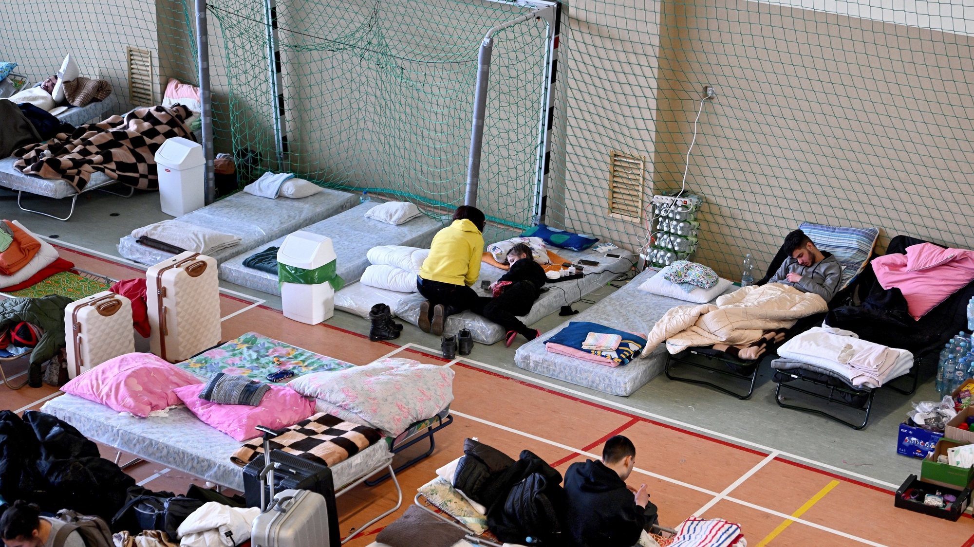 Refugiados a dormir num pavilhão escolar