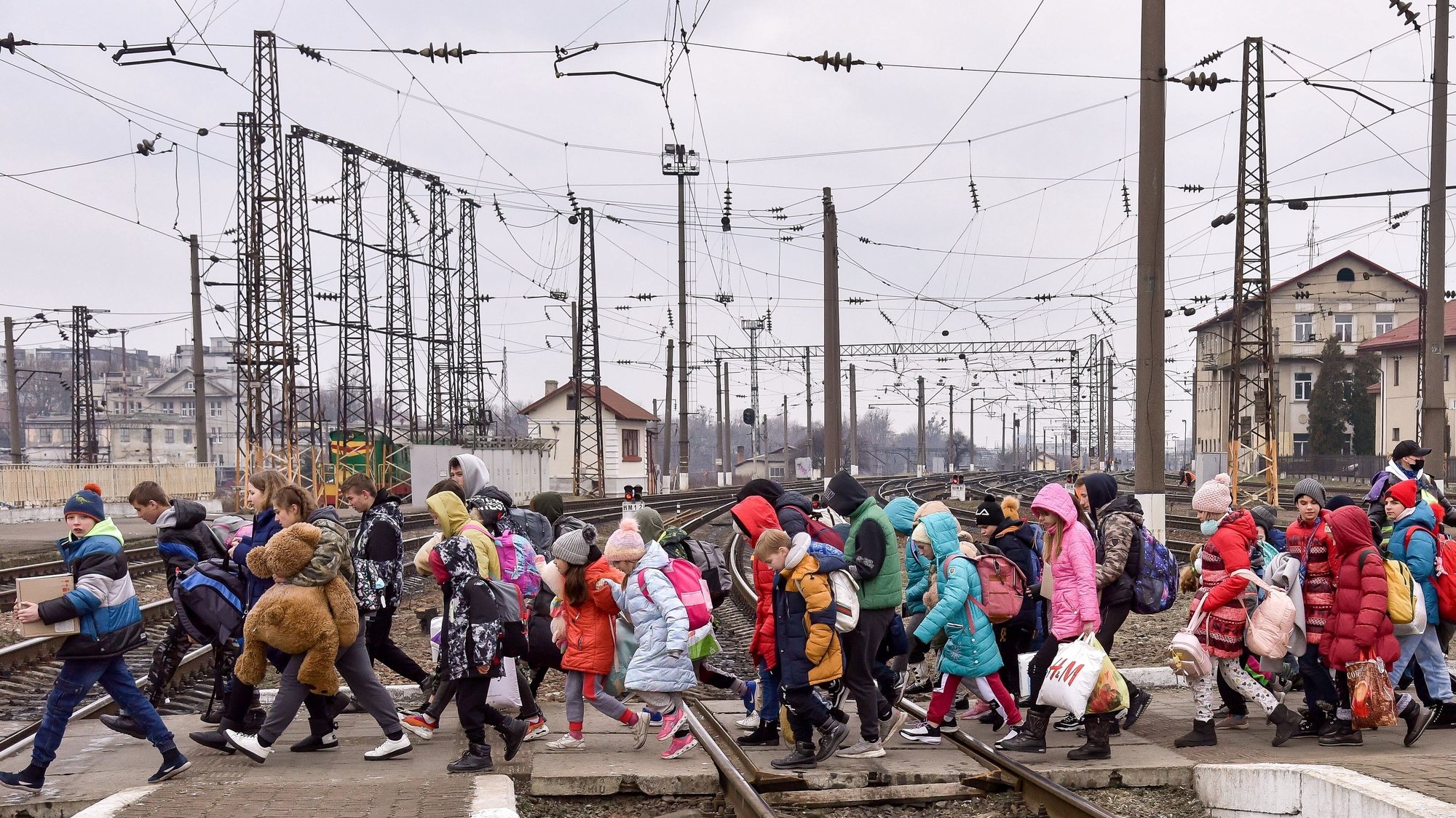 Crianças retiradas de um orfanato em Lviv, na Ucrânia. 7 de março de 2021