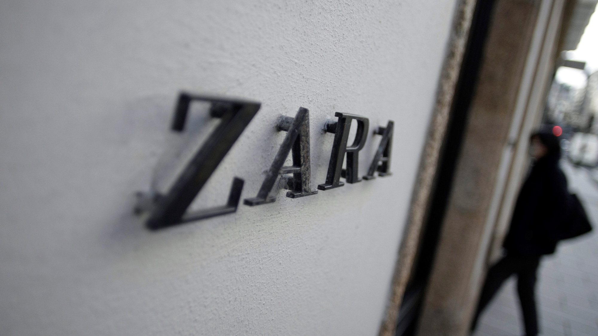 Logotipo da Zara no exterior de uma loja da marca em Espanha