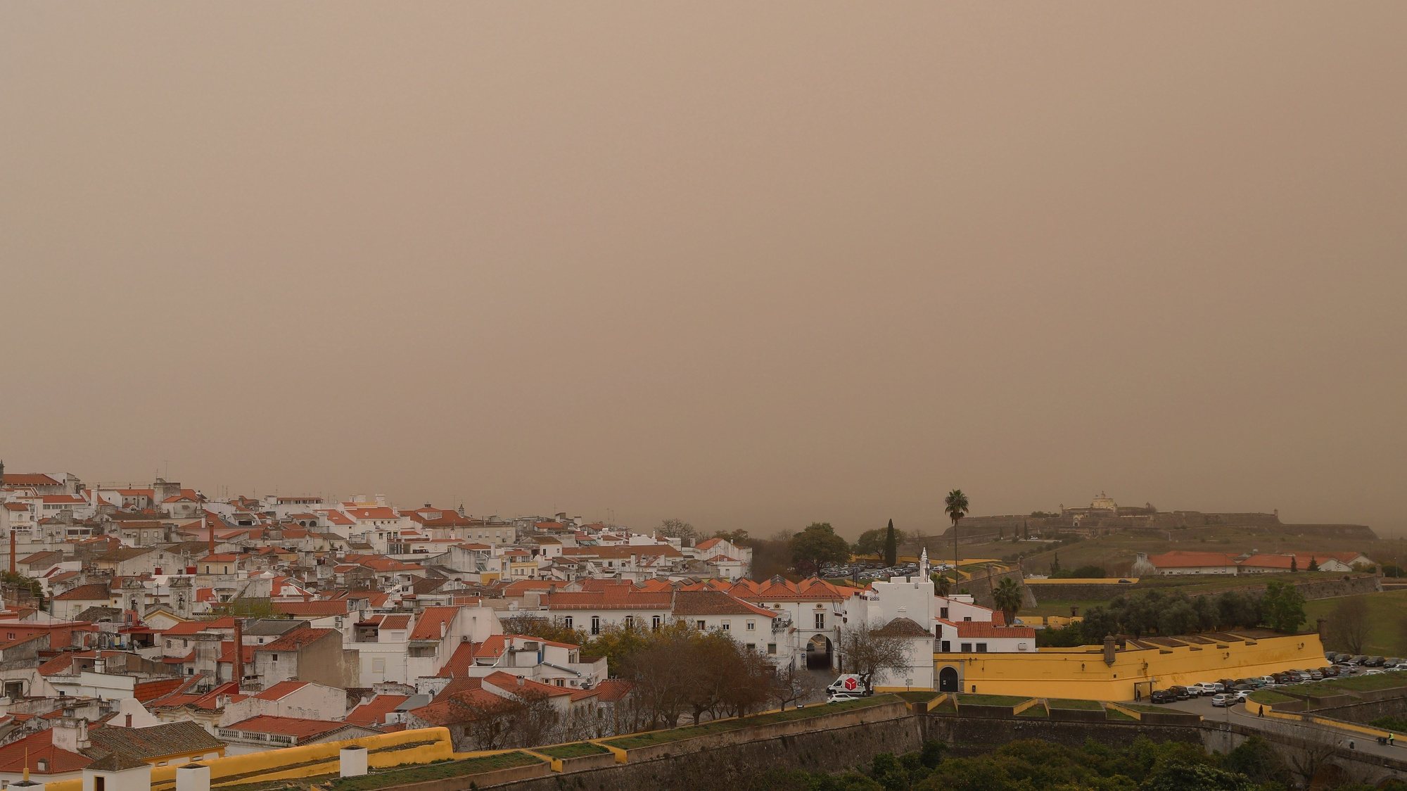 Nuvens de poeira vinda do Norte de África vão atravessar os céus de Portugal continental e o resto da Península Ibérica até ao fim do dia de quinta-feira, em Elvas, 15 de março de 2022. NUNO VEIGA/LUSA