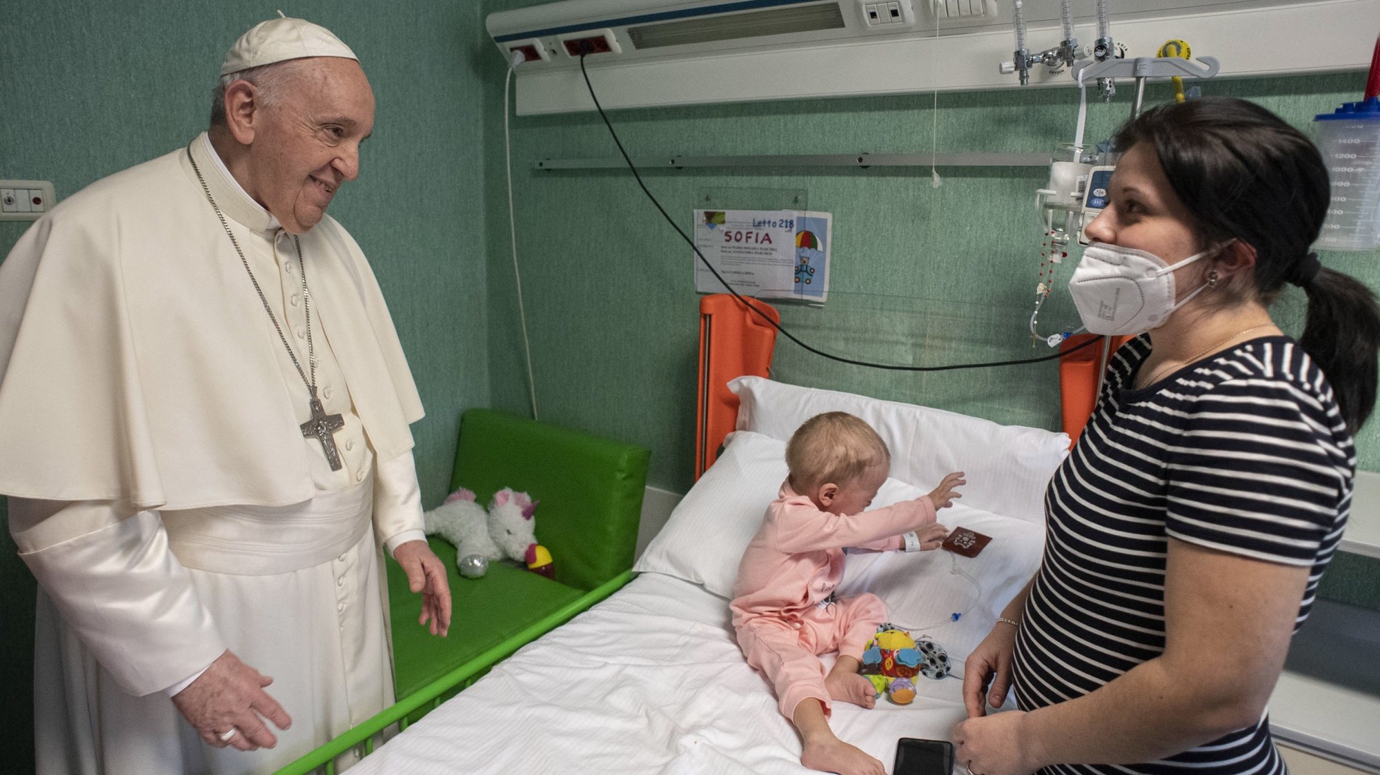 epa09836340 A handout picture provided by the Vatican Media shows Pope Francis at the Bambino Gesu Pediatric Hospital to visit the ward where the hospitalized children who arrived from Ukraine in recent days are staying, in Rome, Italy, 19 March 2022.  EPA/VATICAN MEDIA HANDOUT  HANDOUT EDITORIAL USE ONLY/NO SALES