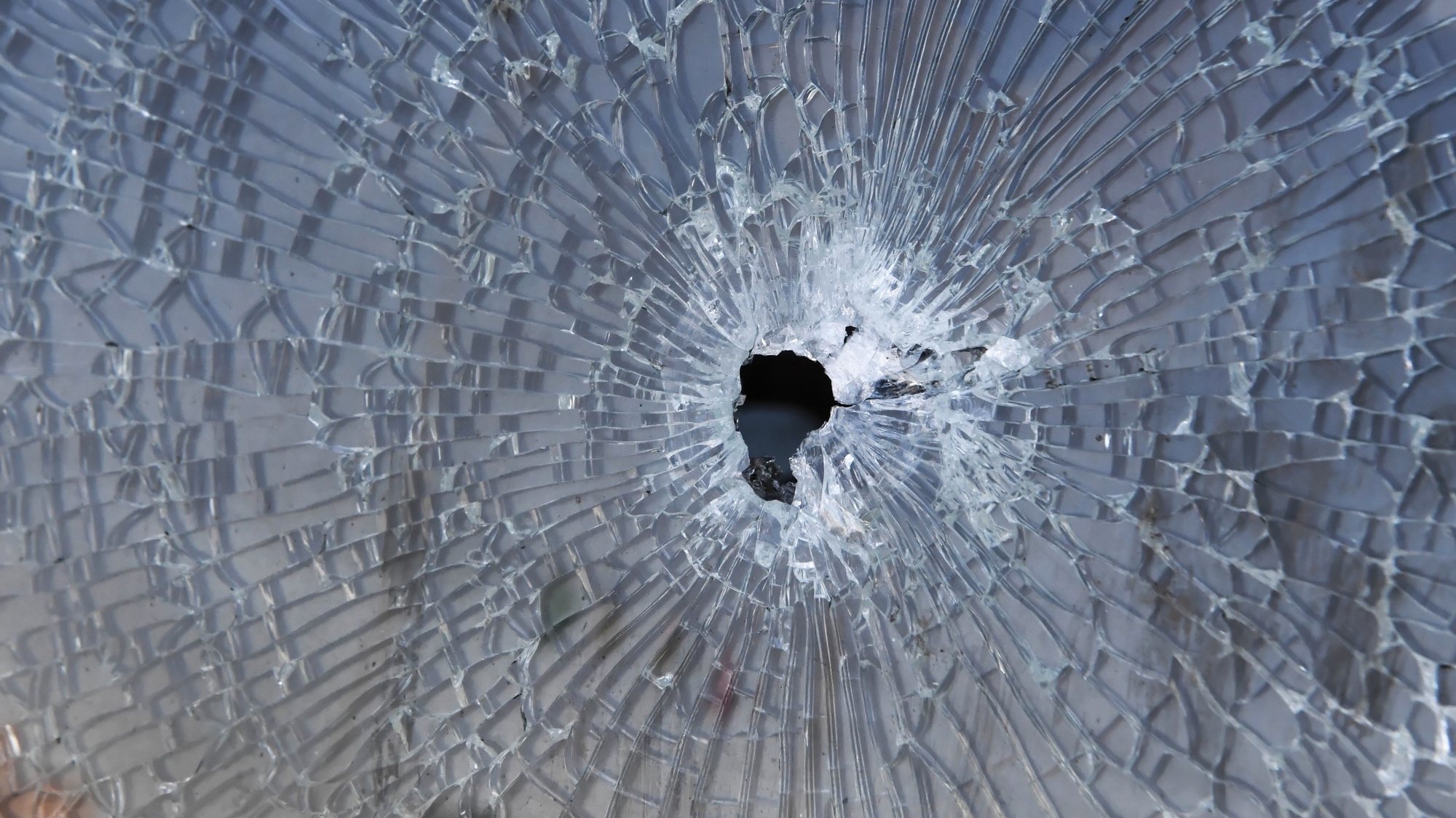 Um vidro com um estilhaço de bala